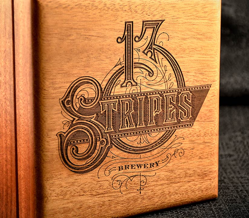 Boîte en bois fais avec de la Gravure Mécaniquie avec l'inscription « 13 Stripes Brewery » finement gravée dans un style vintage. La teinte chaude et naturelle du bois crée une ambiance rustique et nostalgique.