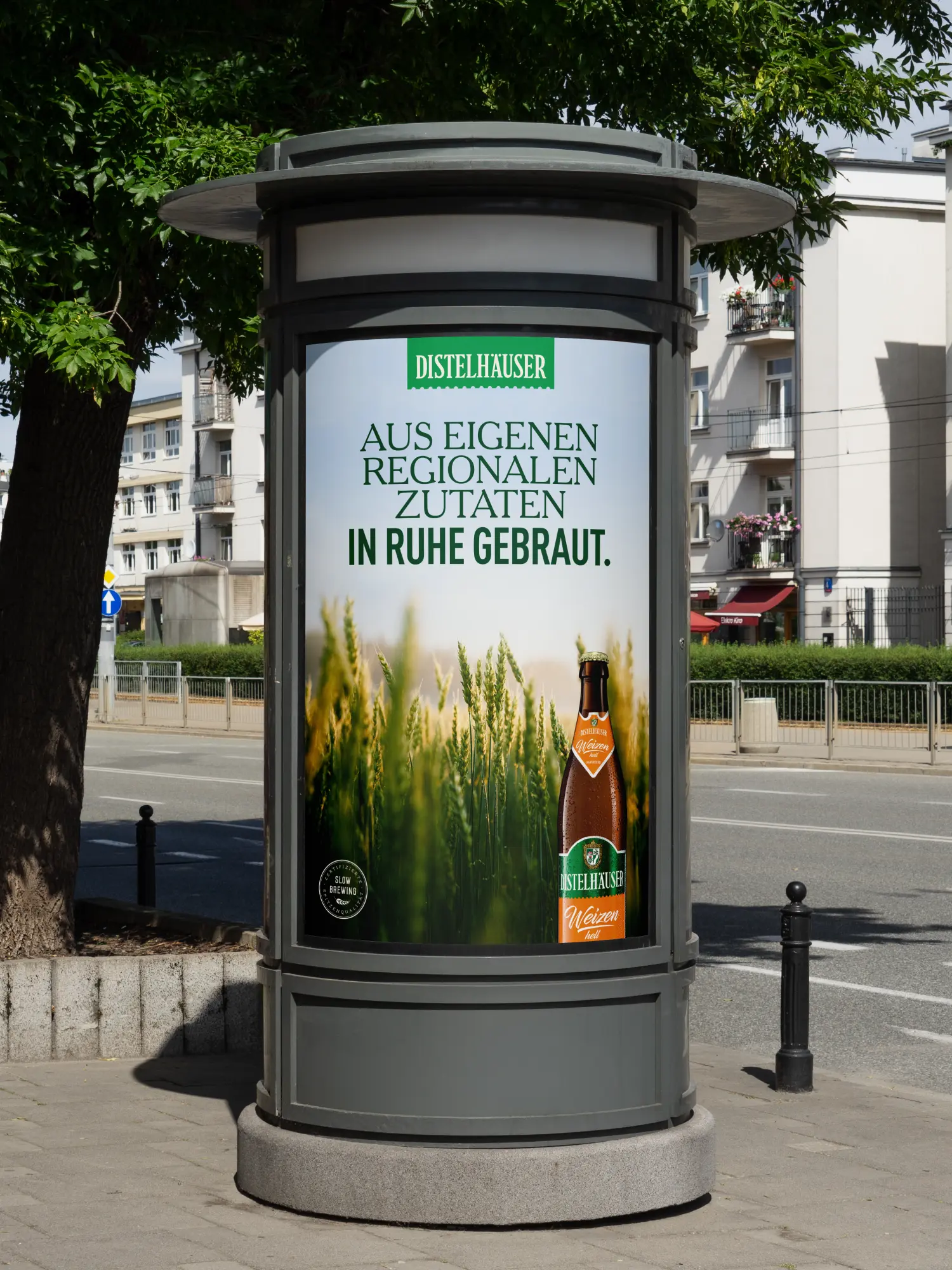 Werbesäule mit Plakat für Distelhäuser Weizen hell und regionalen Zutaten