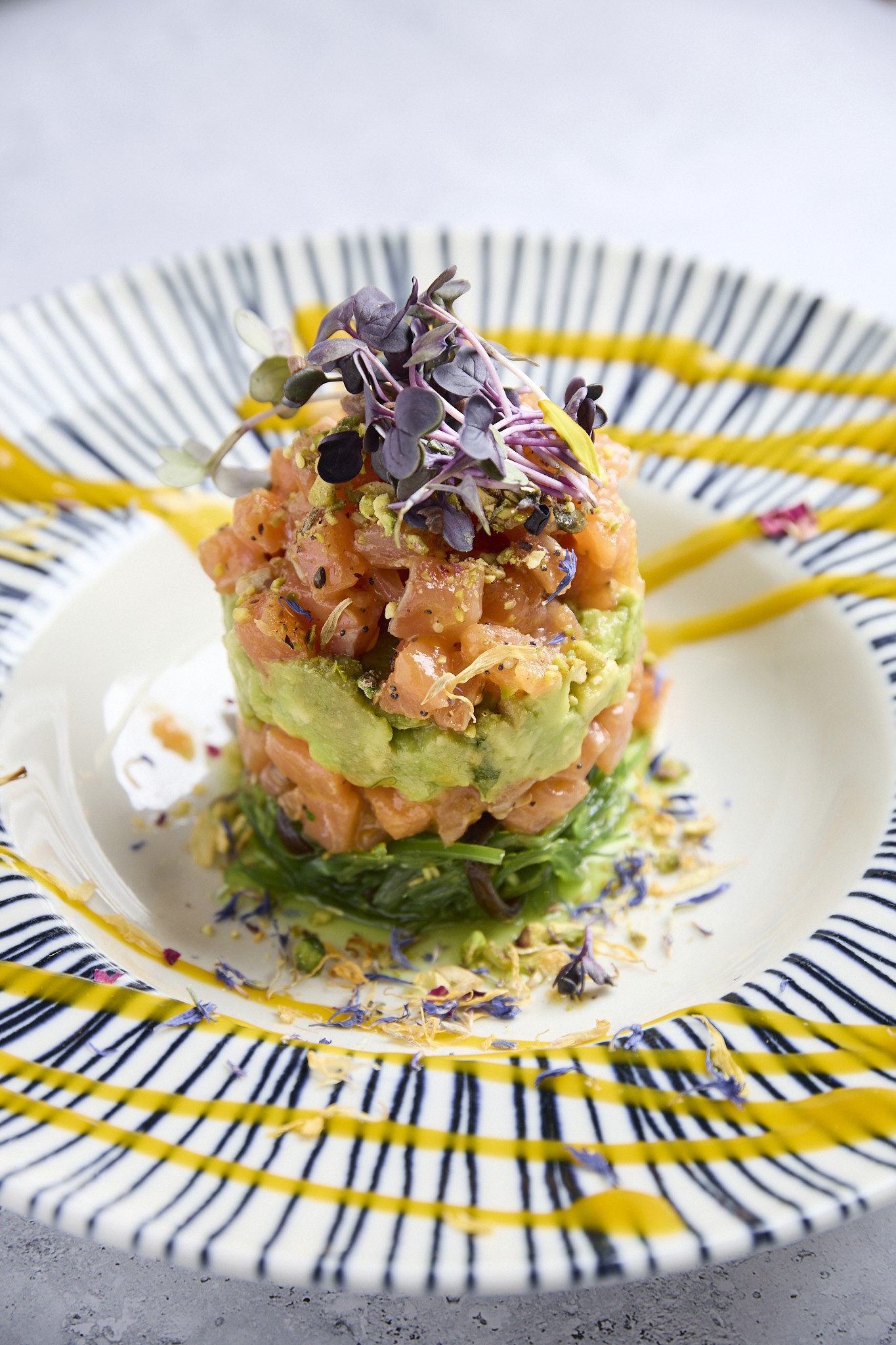 Tartar de salmón ahumado con guacamole y mango, Hatillo