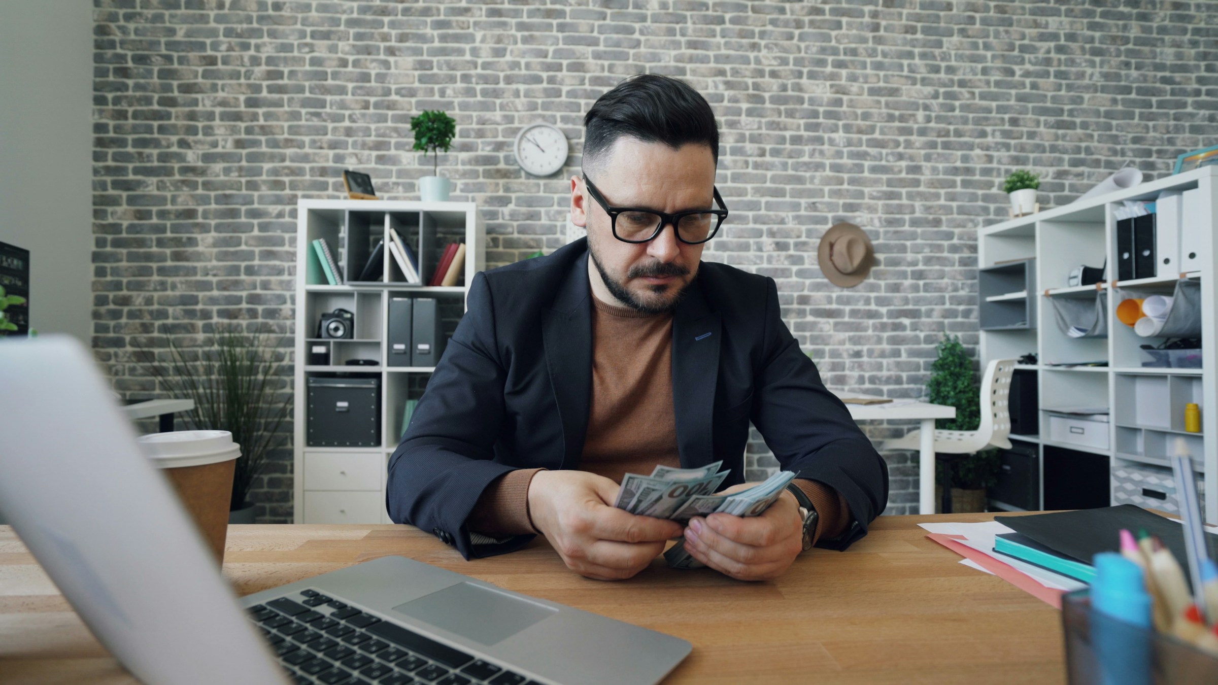 man counting money - Contextual AI