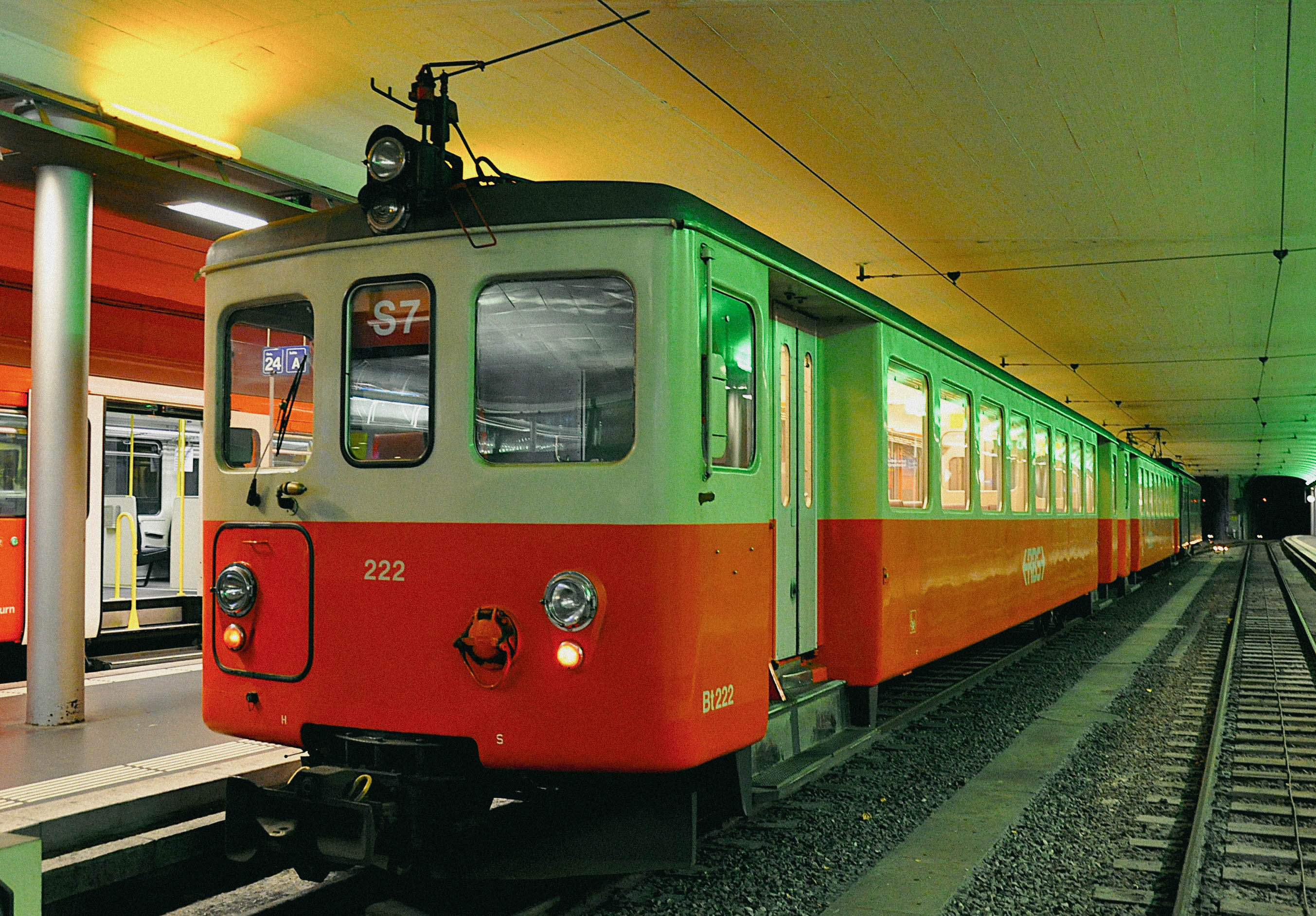 Das Bt 222 in orange weissem anstrich an dem RBS Bahnhof Bern
