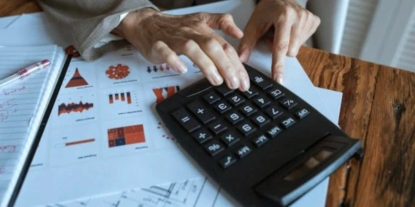 Infografía de criterios del SII para gastos deducibles: obligatoriedad, proporcionalidad y temporalidad.