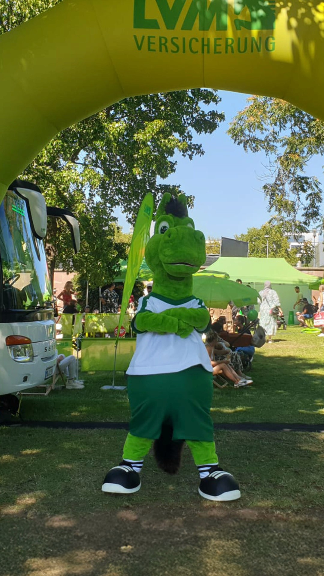 Wettkampfhalle mit vielen Fans und blauer Beleuchtung
