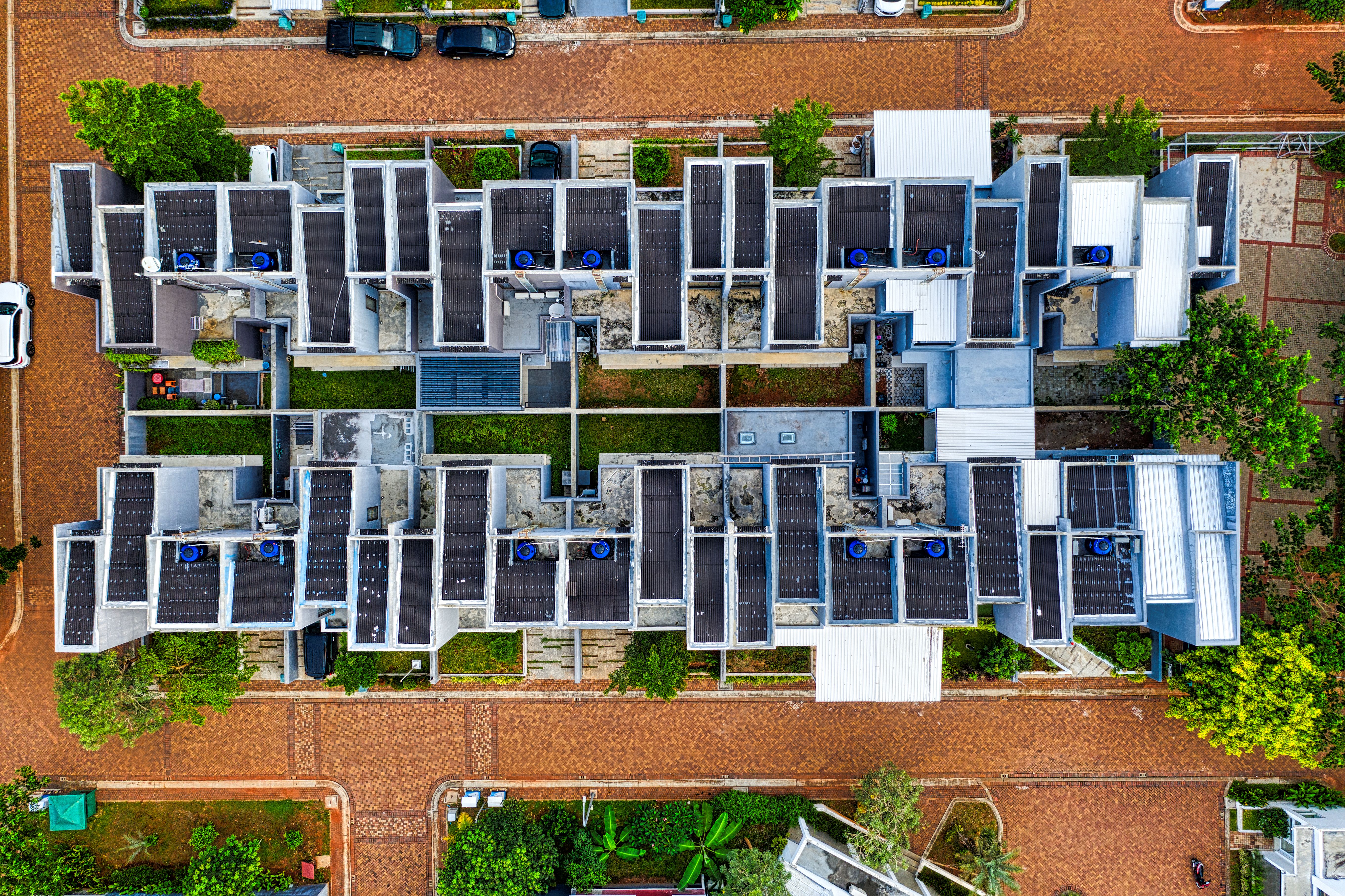 photo d'une copropriété avec des panneaux solaires