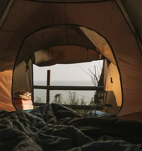 Vue depuis une tente de camping à la campagne