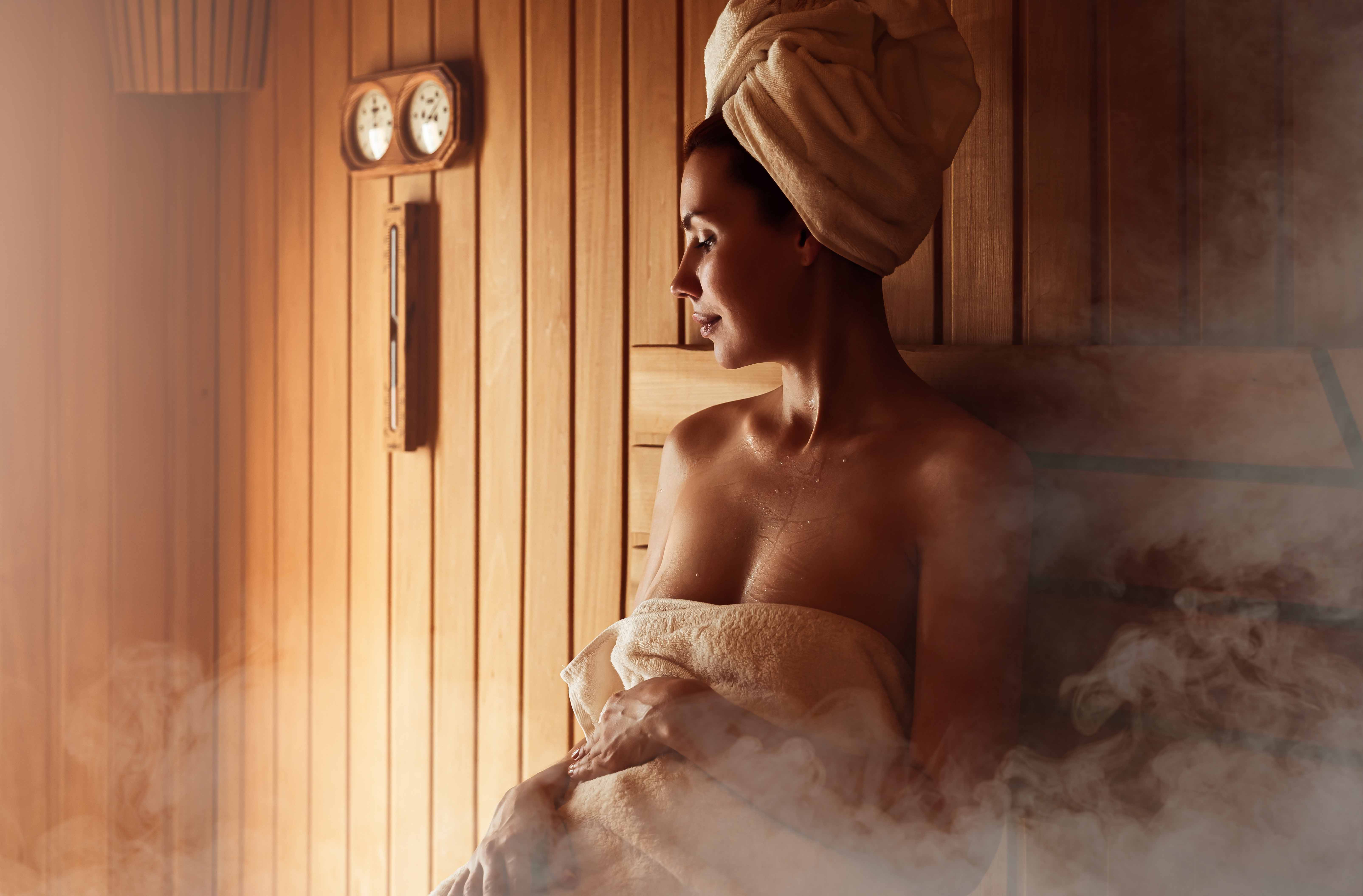 Einstaklingur sem slakar á í gufubaði í Szechenyi Thermal Spa, Búdapest.