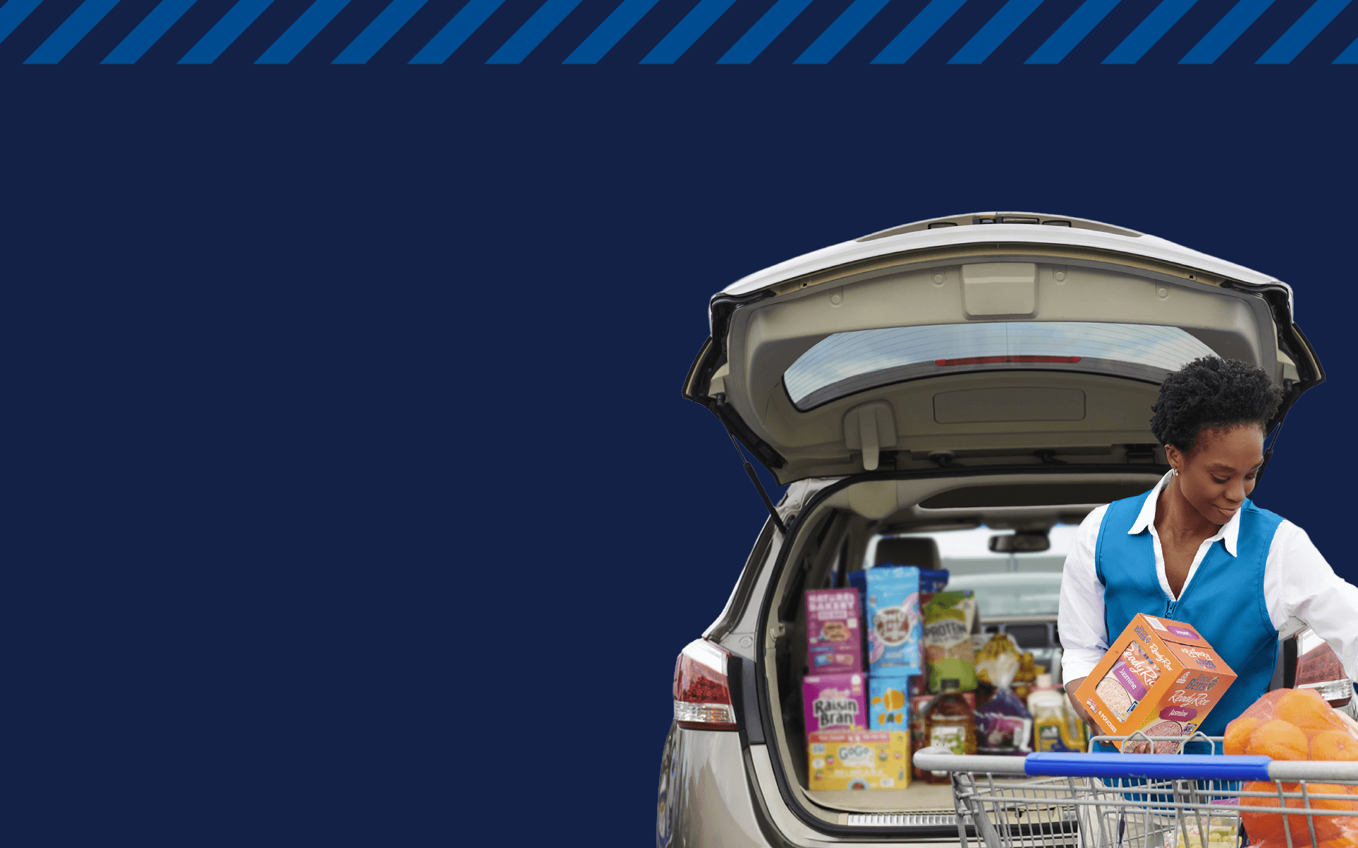 Imagen de una hombre que sonrie al comprar shushi en la sección de "comidas para llevar" de Sam's Club