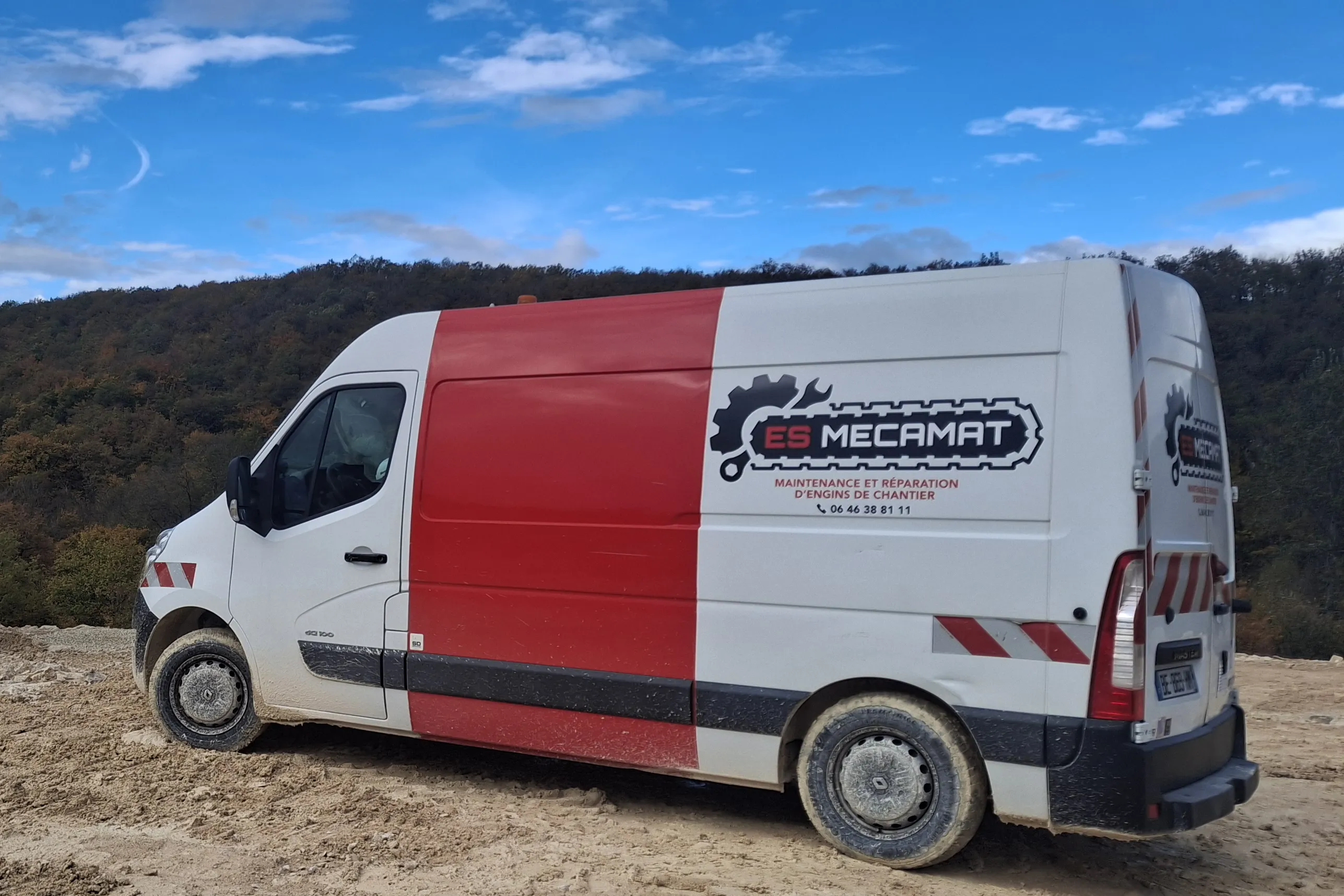 Photo du camion floqué avec le logo de la société ES MECAMAT.