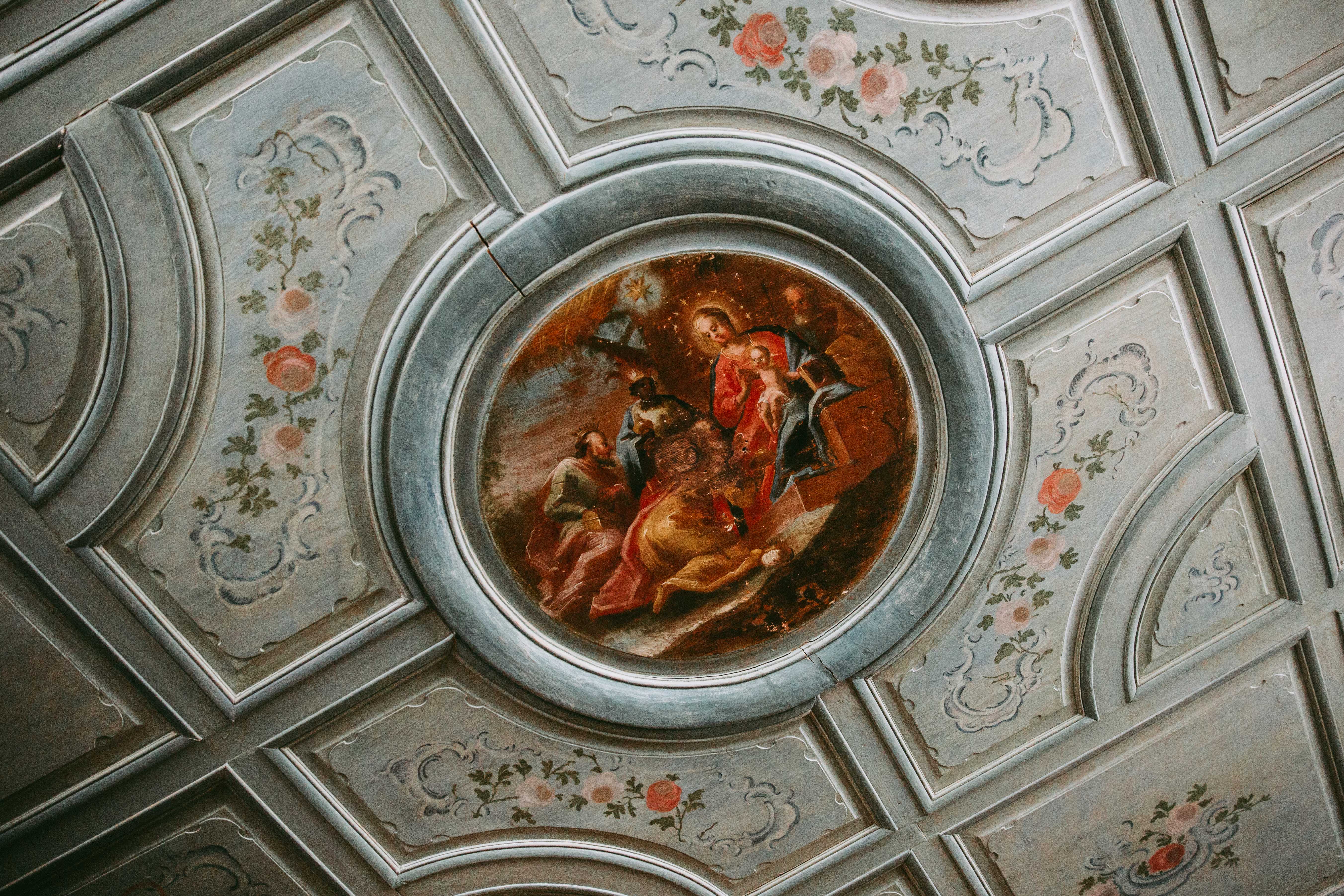 Barockes Deckengemälde in der König Max Suite: Medaillon mit der Anbetung der Könige, umrahmt von bemalten Kassetten mit Rosen