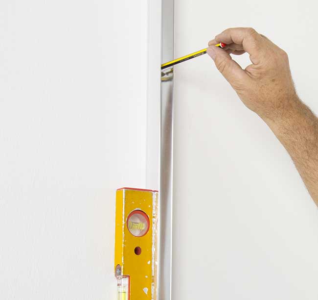 montante doccia posizionato con livella e matita segna buco per stop