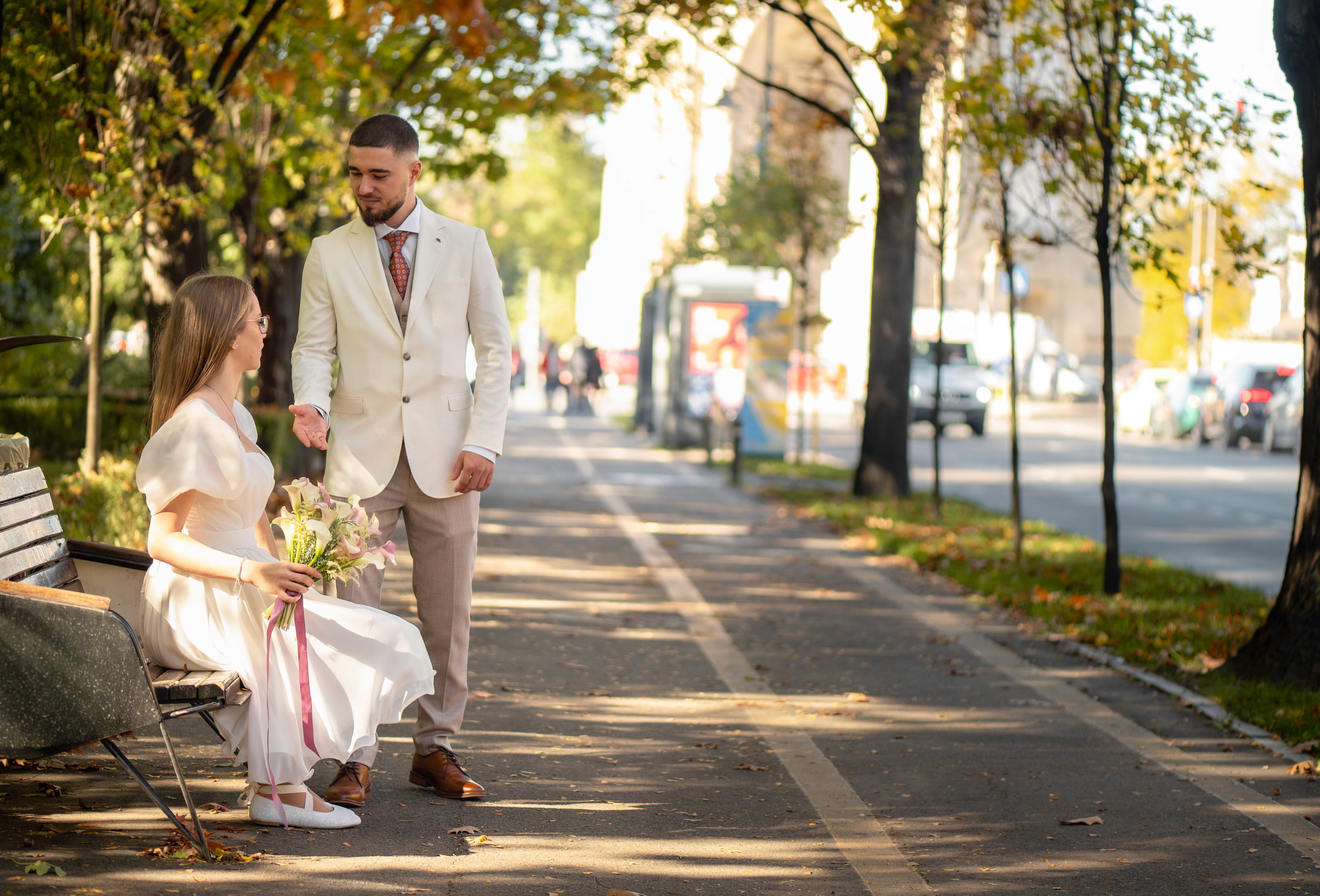 Mirii mergând după ceremonia de cununie civilă de la sectorul 6 pe o stradă din București – fotografie spontană de nuntă.