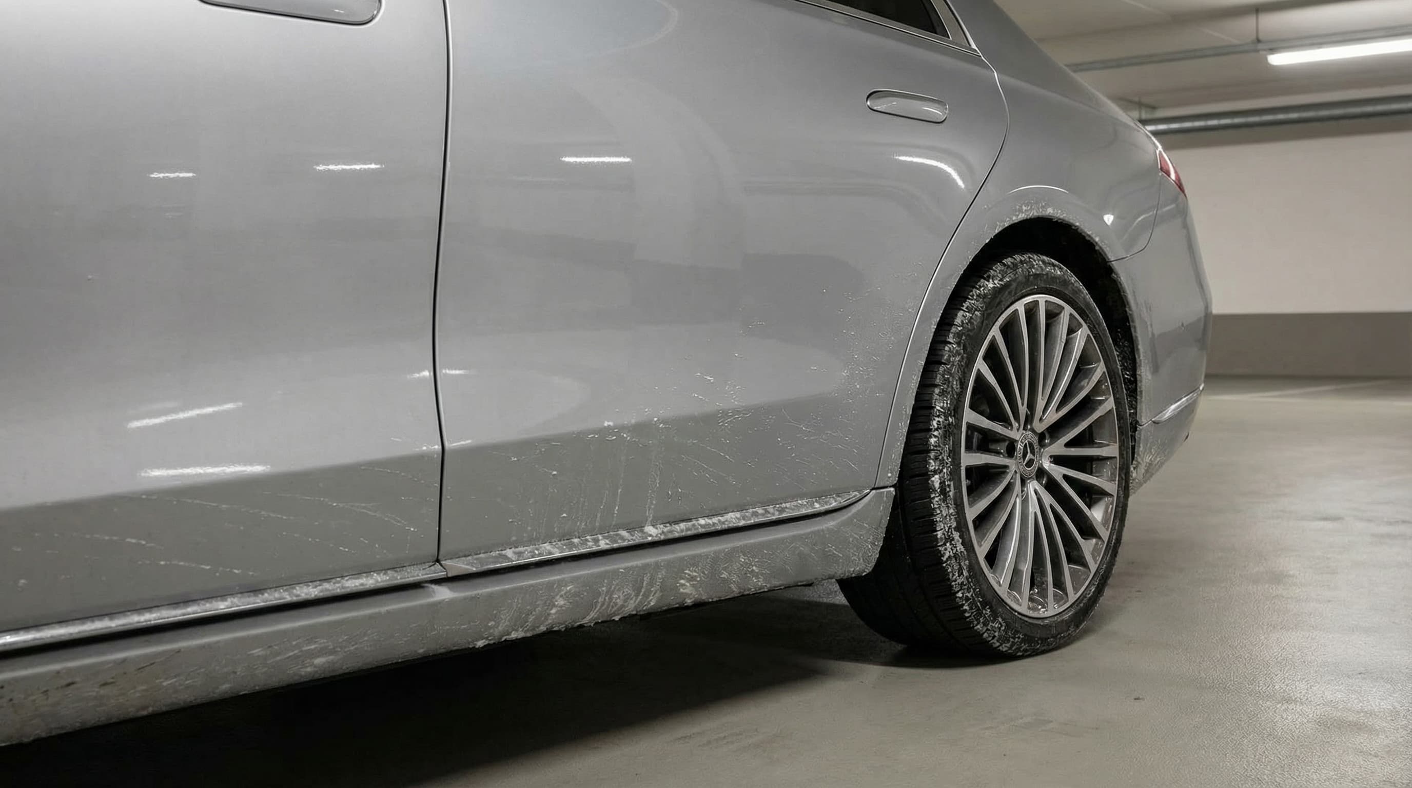 Traces de sel sur la carrosserie d’une Mercedes Classe S