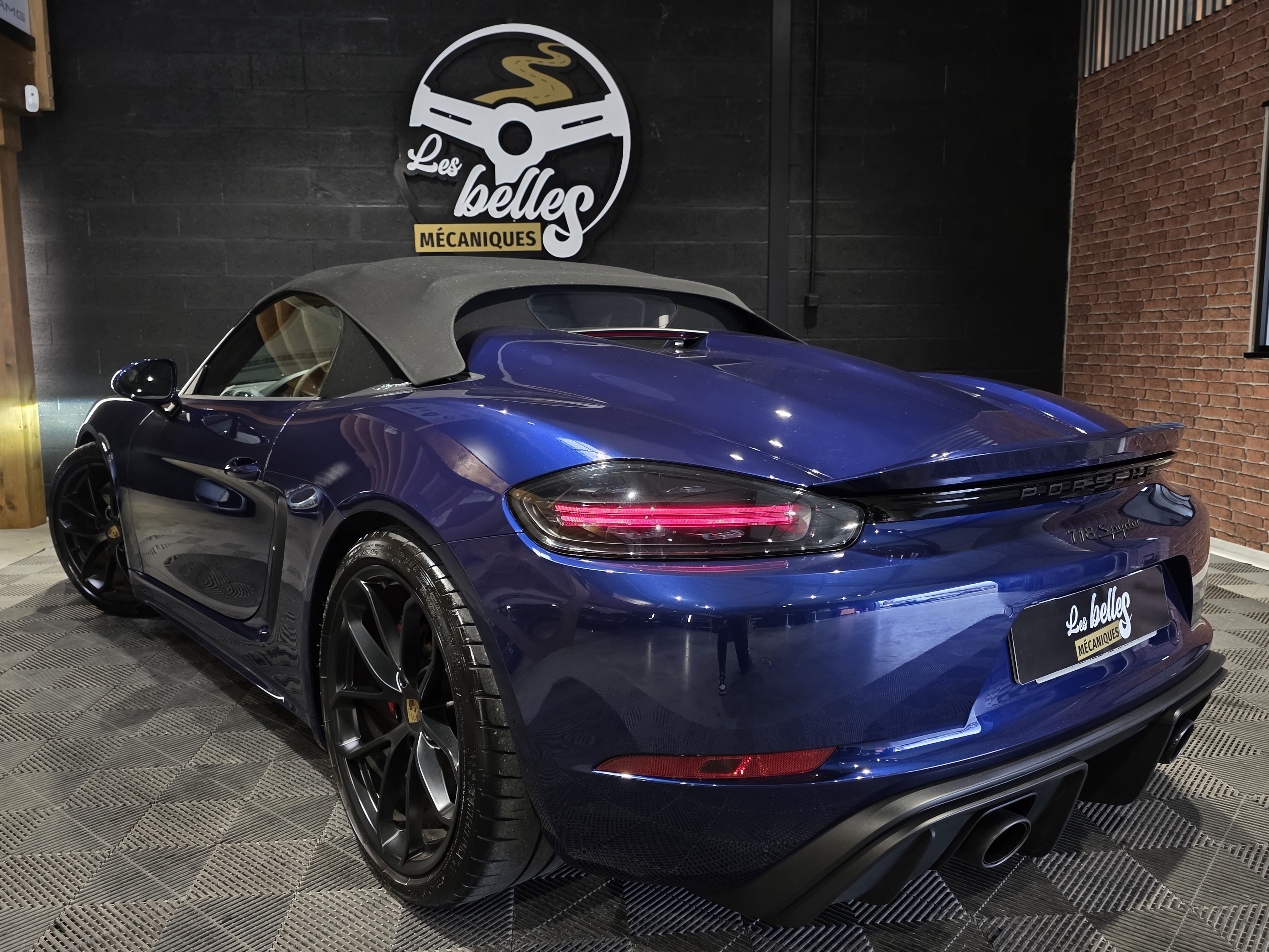 Porsche 718 Spyder bleue nuit vue arrière diffuseur jantes noir étriers rouges Les Belles Mécaniques Bordeaux