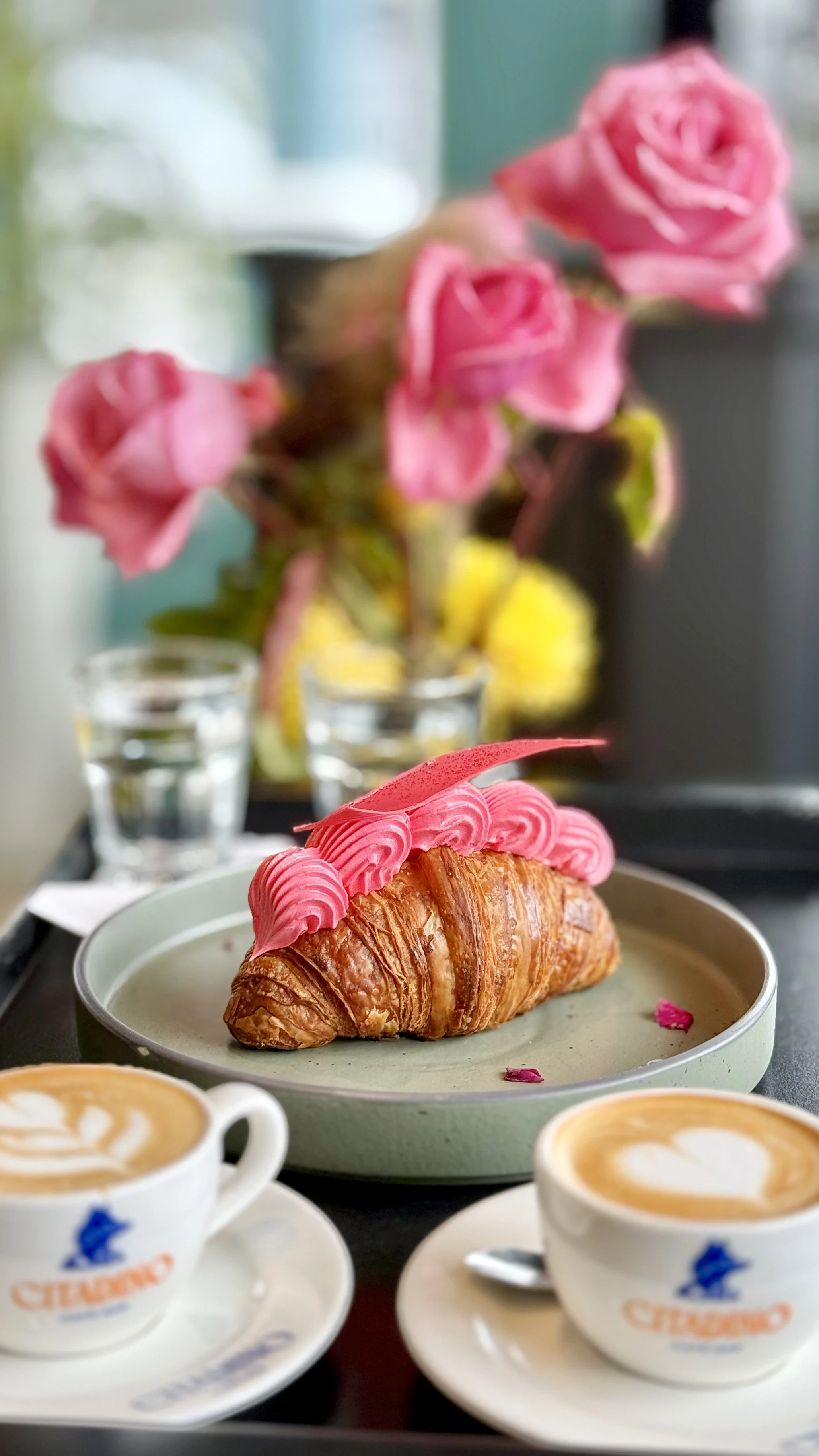 desayuno con salchichas, tostadas, jamón crudo, huevos revueltos con semillas, jugo de naranja, agua y café.  