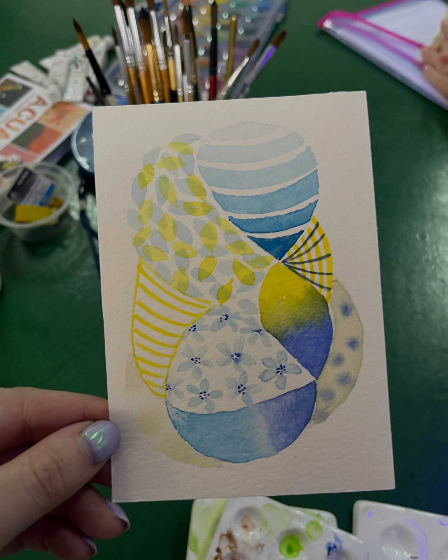 Pieza de alumnas, abstracta de colores azules y amarillos. Hay una forma principal que tiene tramas y otras formas dentro.
