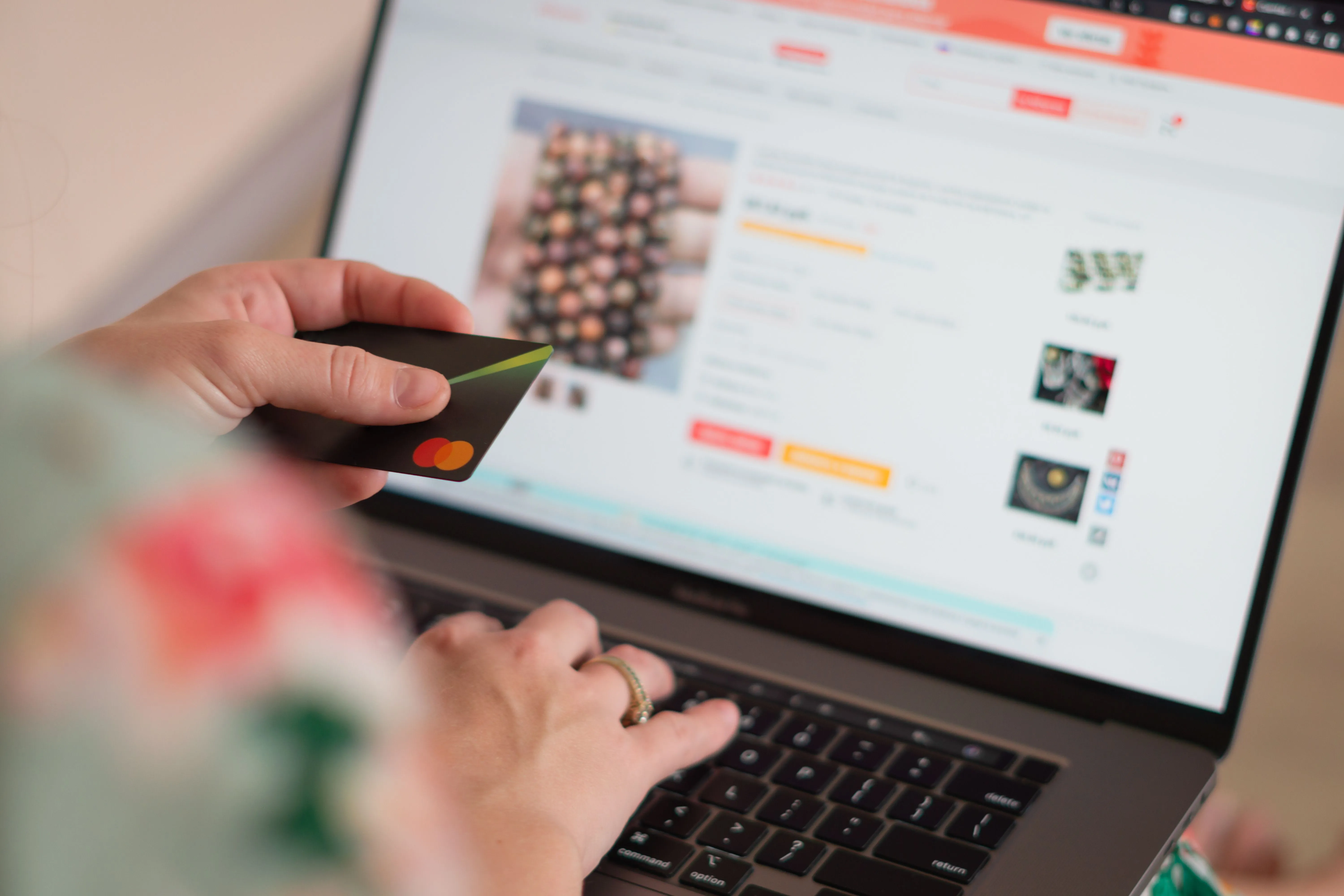 seller toko yang sedang membuka profil toko online miliknya