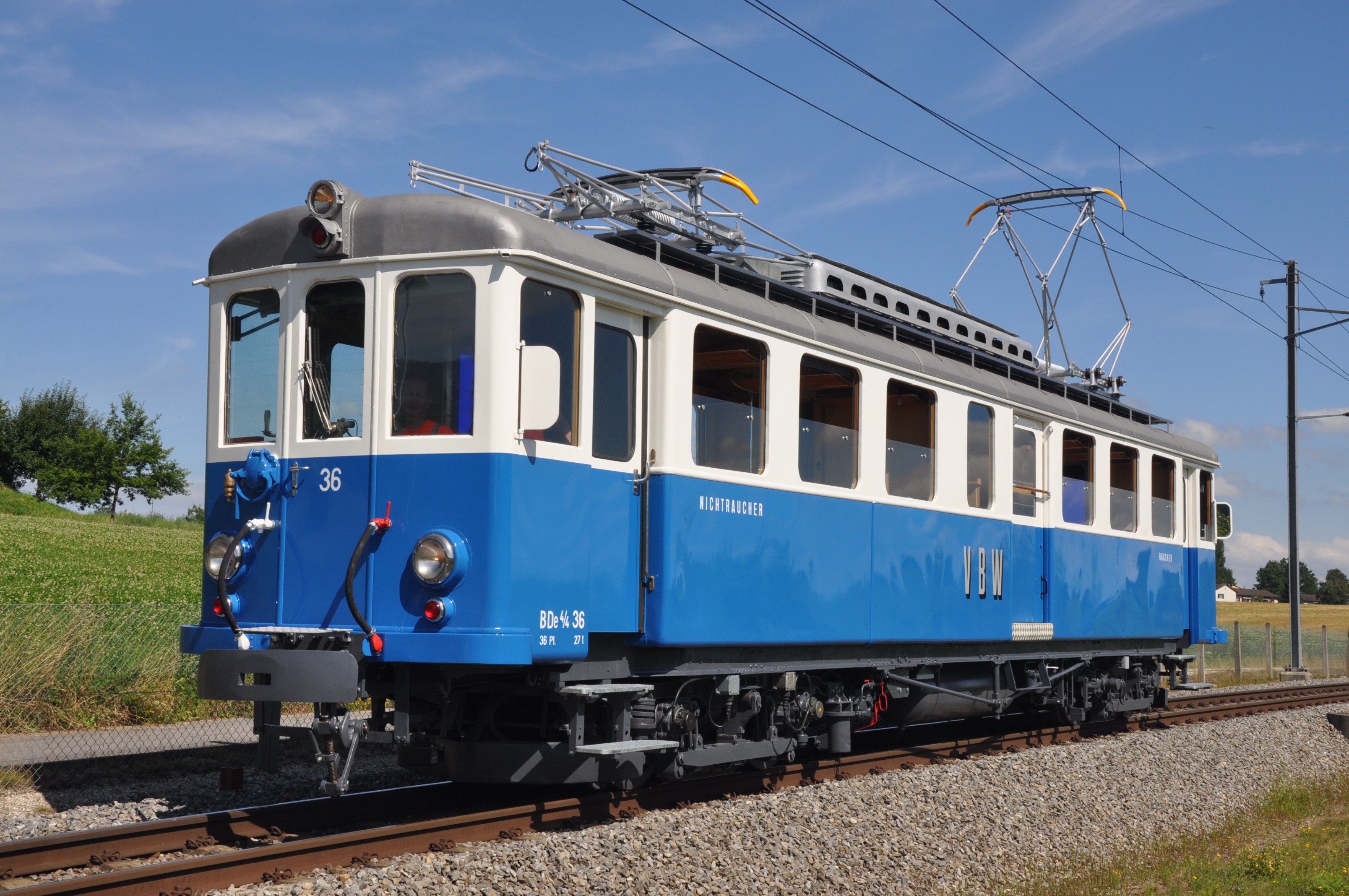 Das blaue Bähnli unterwegs auf dem ländlichen Streckennetz des RBS.