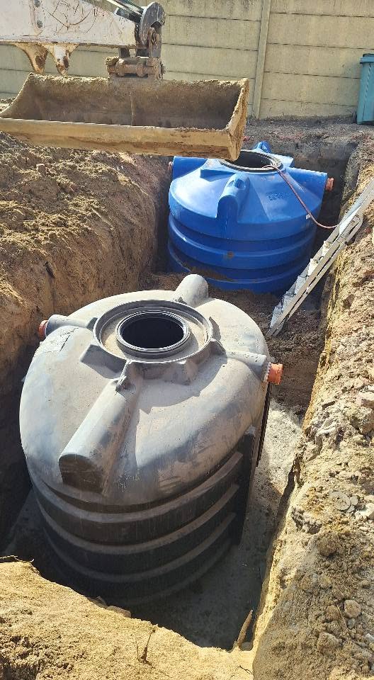 Ondergrondse kunststof tanks met inspectieopeningen in een bouwput