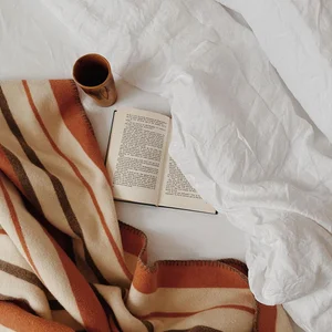 Dans le lookbook de la marque Danoise Another Aspect, le mannequin porte un costume gris et une chemise blanche