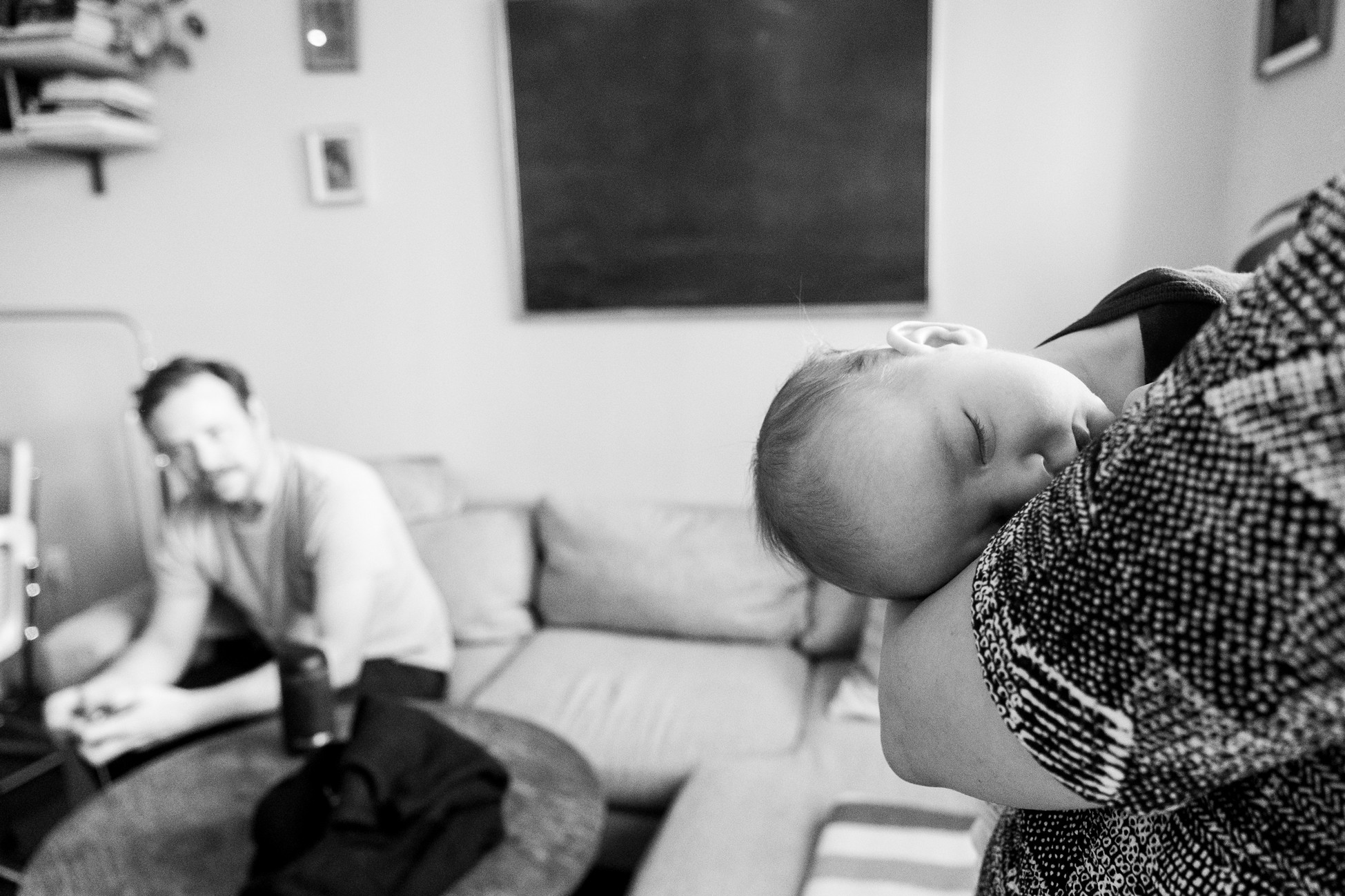newborn-sleeping-on-mothers-shoulder-lifestyle-session-new-york