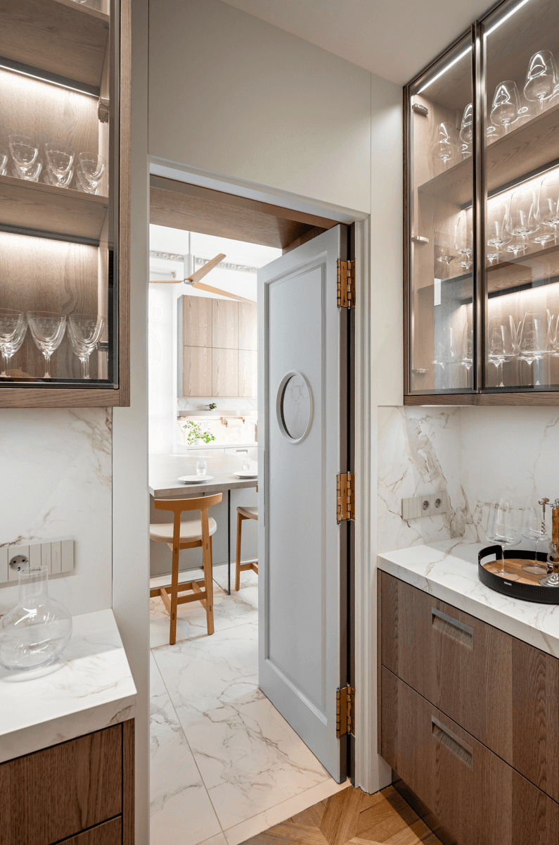 Puerta abatible de madera en cocina Arclinea