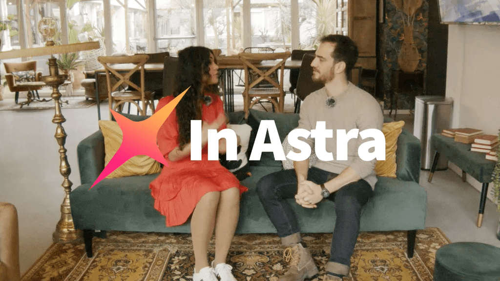 Maxime Brisot, CTO d'In Astra, en train de réaliser une interview