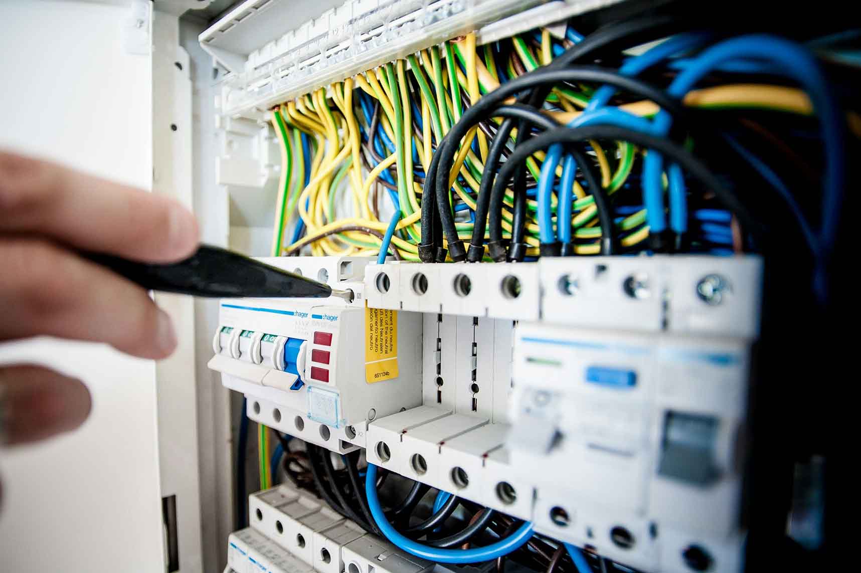 Usługi elektryczne Jasło – rozdzielnia, okablowanie, modernizacja instalacji, pomiary. BudBrokers remonty mieszkań i domów, Rzeszów Tarnów Krosno.