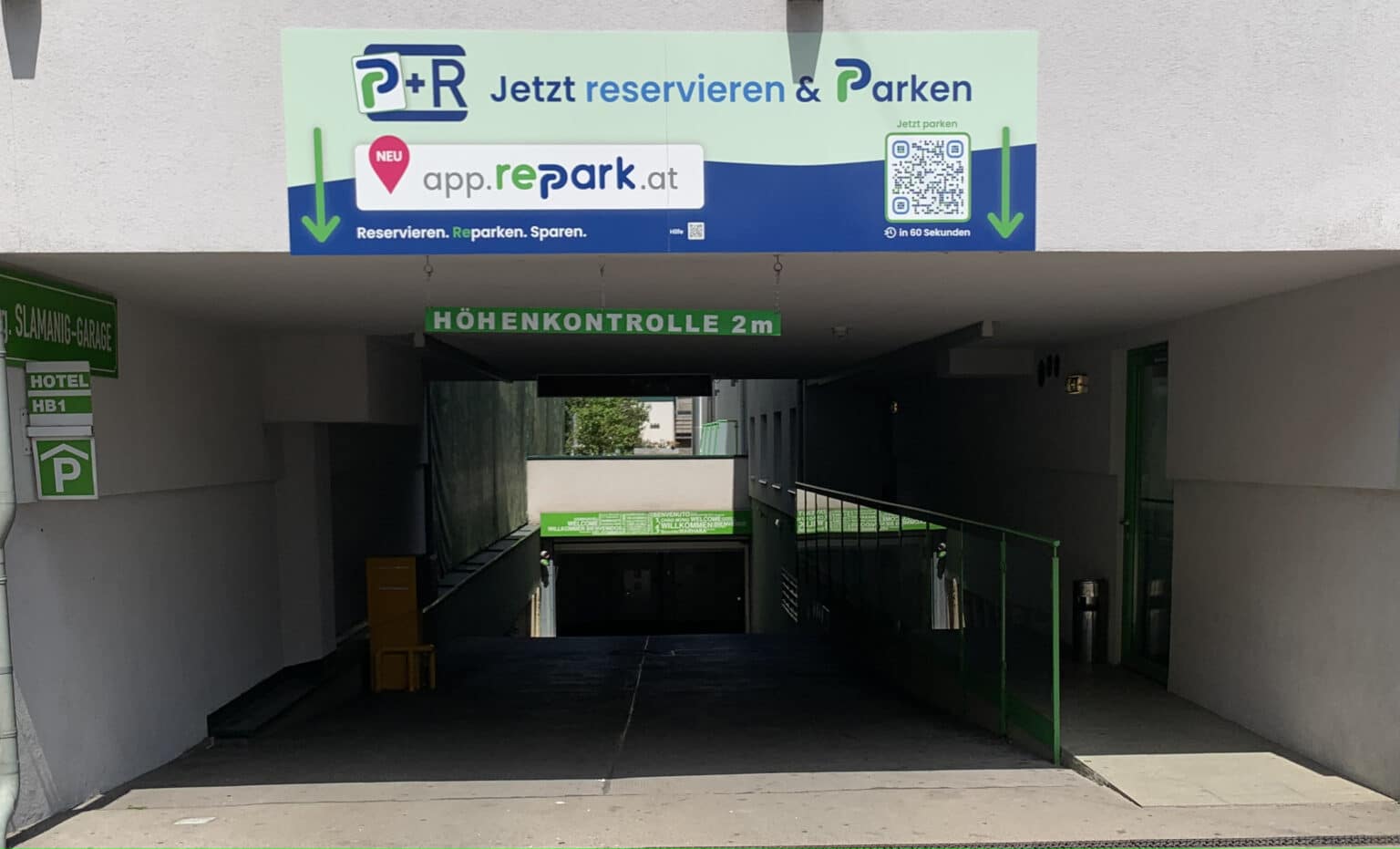 Garagen-Einfahrt Slamang-Garage mit repark-Banner