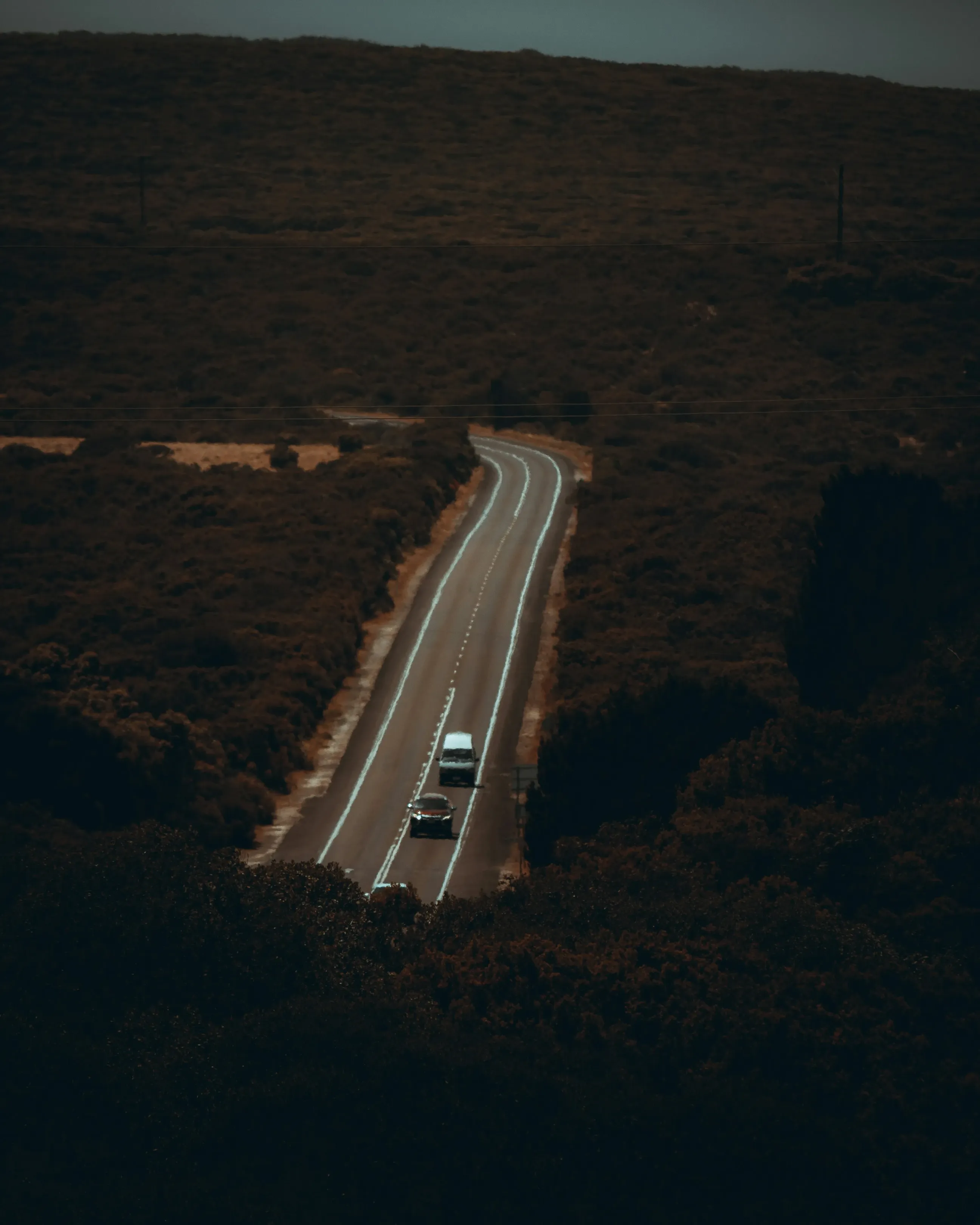 Autos auf der Straße in ländlicher Gegend