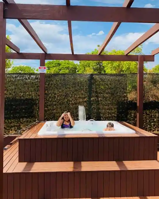 Jacuzzi e pergolado - Sítio A&J