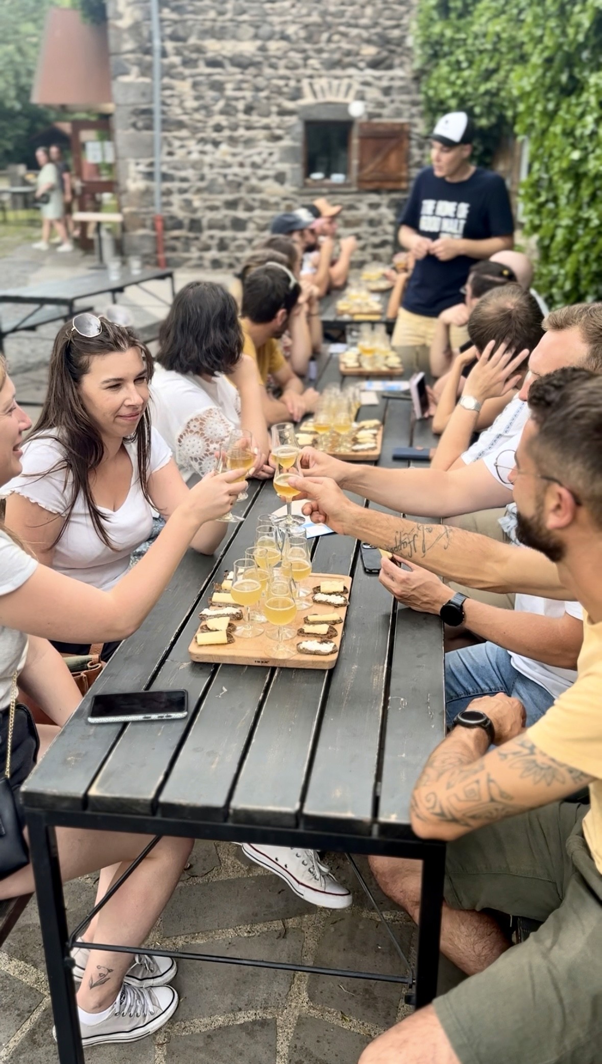 groupe d'amis trinquant sur la terrasse