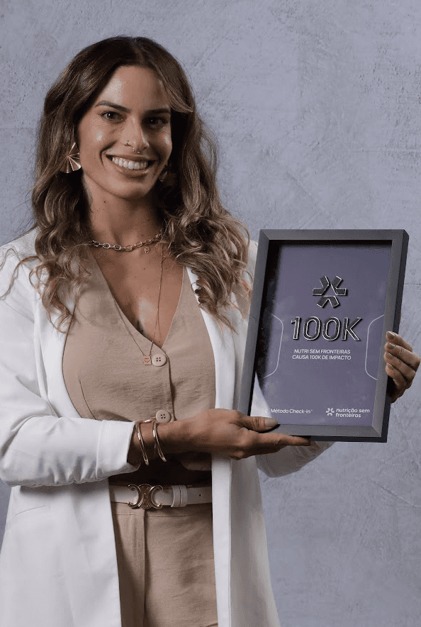 Luana Clara segurando a placa de 100k no Summit
