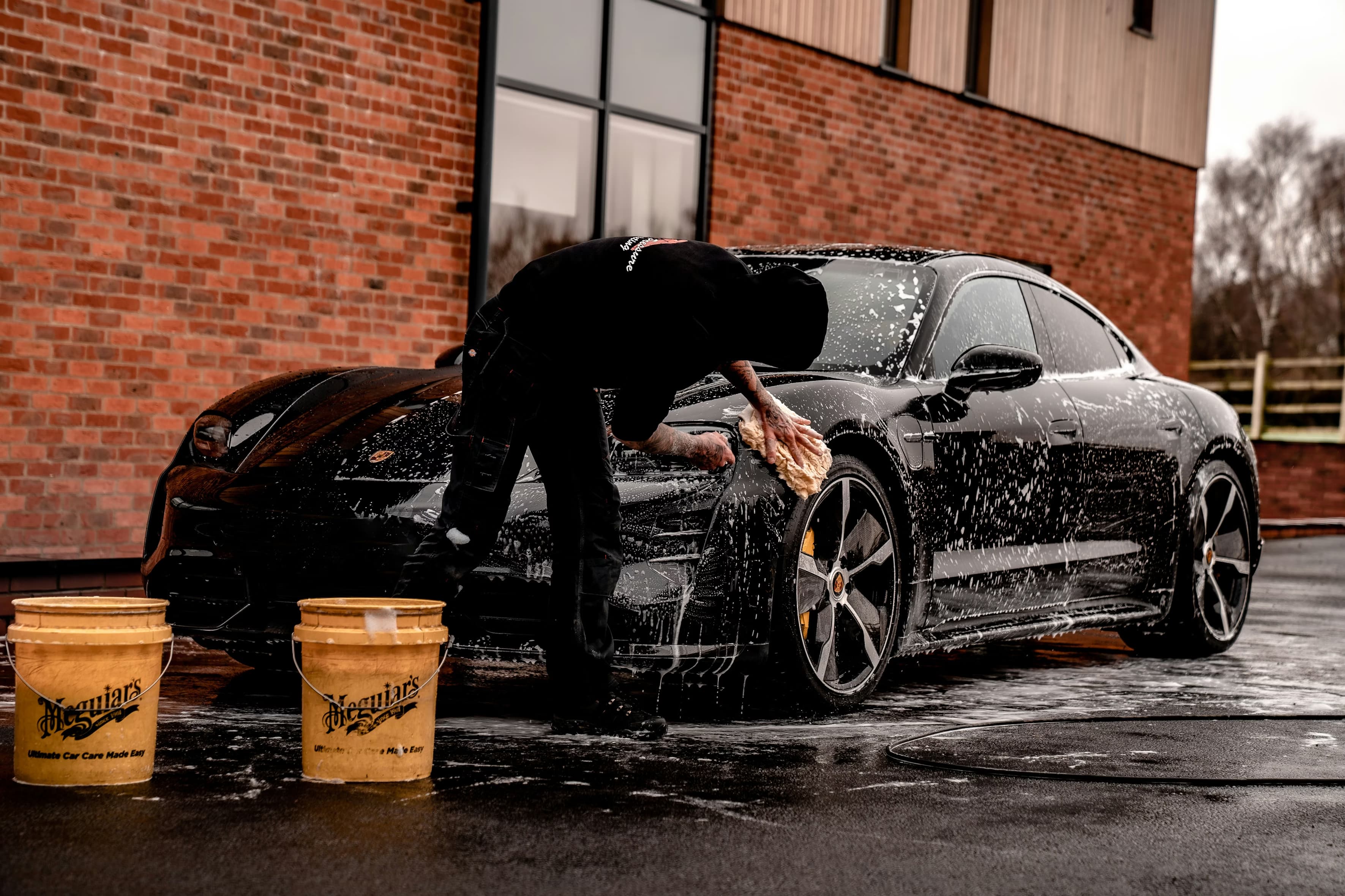 Lavage manuel d’une Porsche Taycan avec la méthode des deux seaux