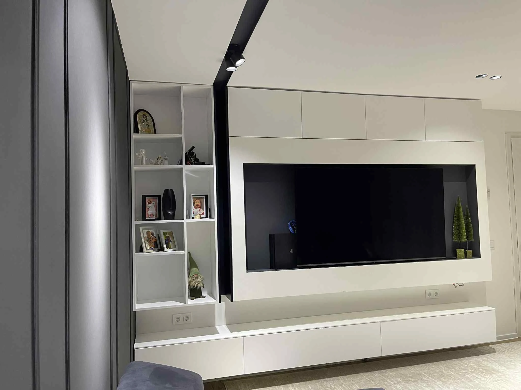 Détail — robinetterie noire mate en gros plan.