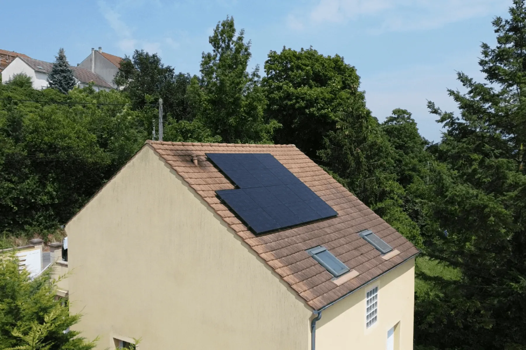 Photo d'une maison à Juzier où des panneaux solaires ont été installés par Solarock