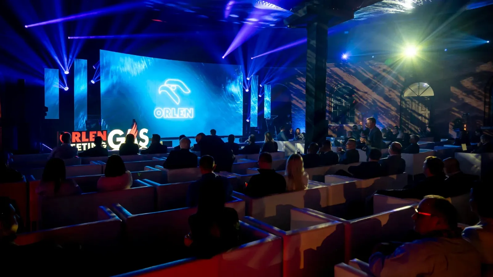 ORLEN Gas Meeting 11 B2B conference, stage and audience in blue lighting