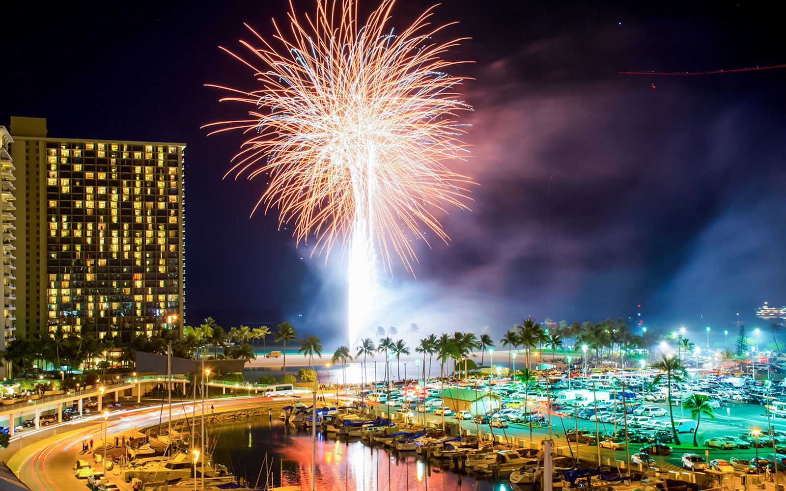 ดอกไม้ไฟเหนือท่าเรือ Ala Wai ใน Waikiki, Honolulu, Oahu, Hawaii.