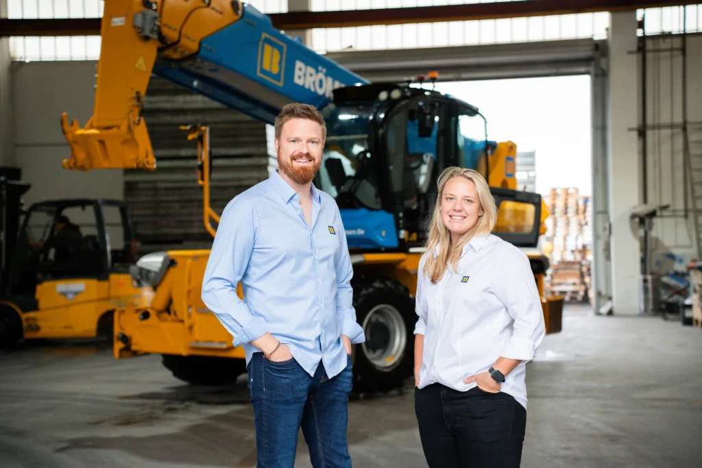Mitarbeiter vor einem Teleskoplader