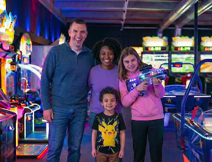 Famille dans un centre de loisirs