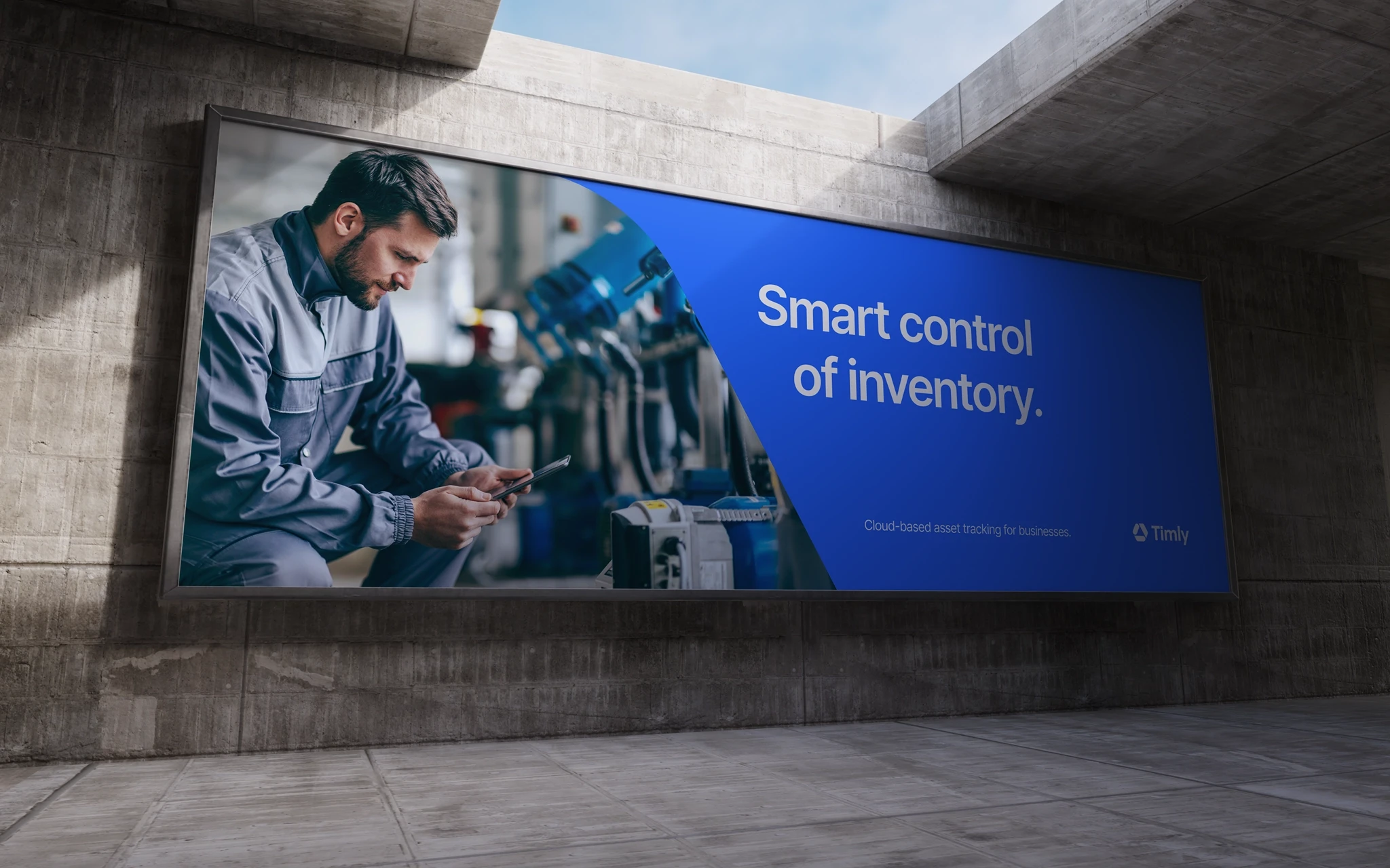 Cartaz exterior da Timly, com um trabalhador com um tablet e o título «Controlo inteligente do inventário».