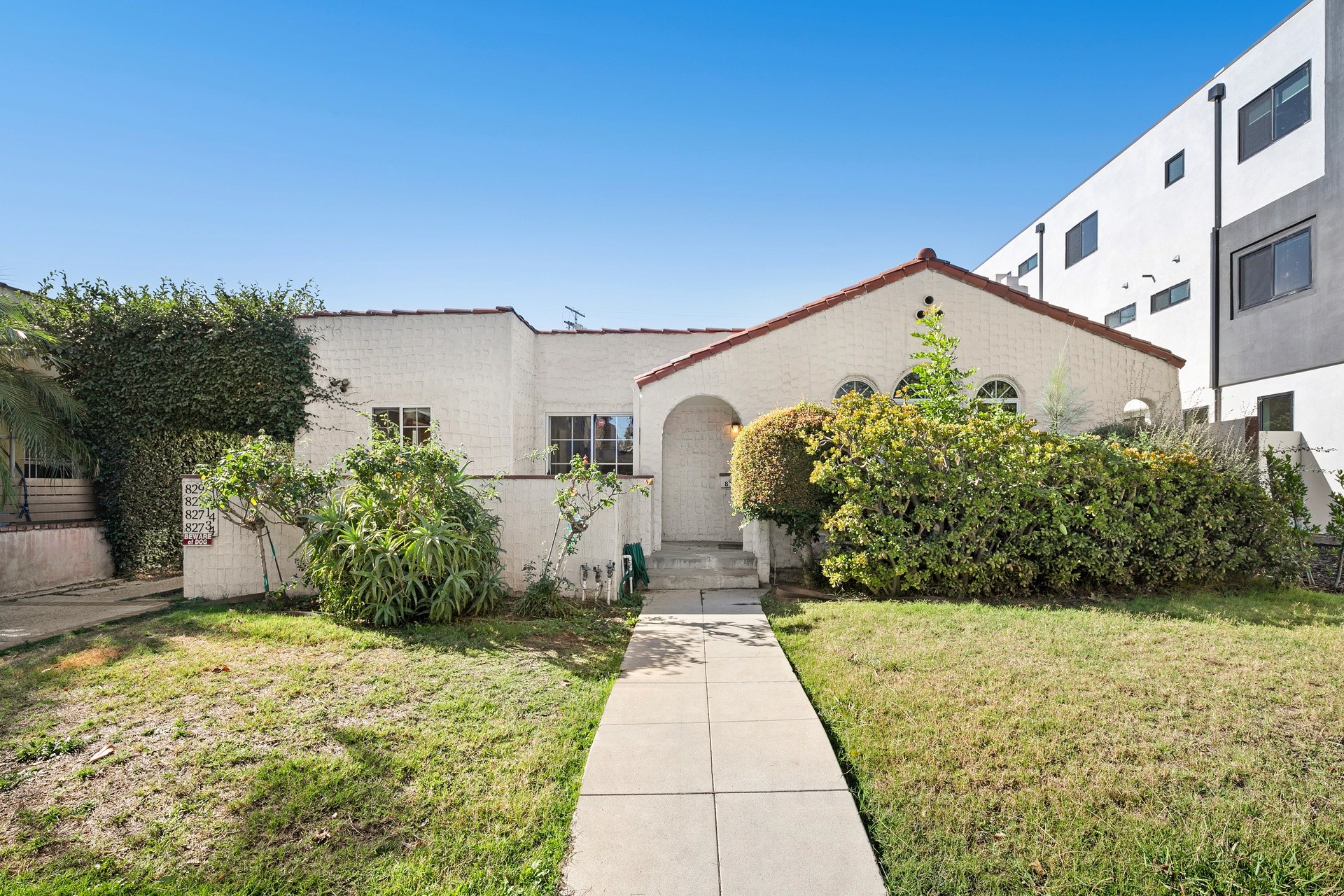 "Spanish-style multifamily residential property in Los Angeles with mature landscaping, Los Angeles multifamily transactions 2024