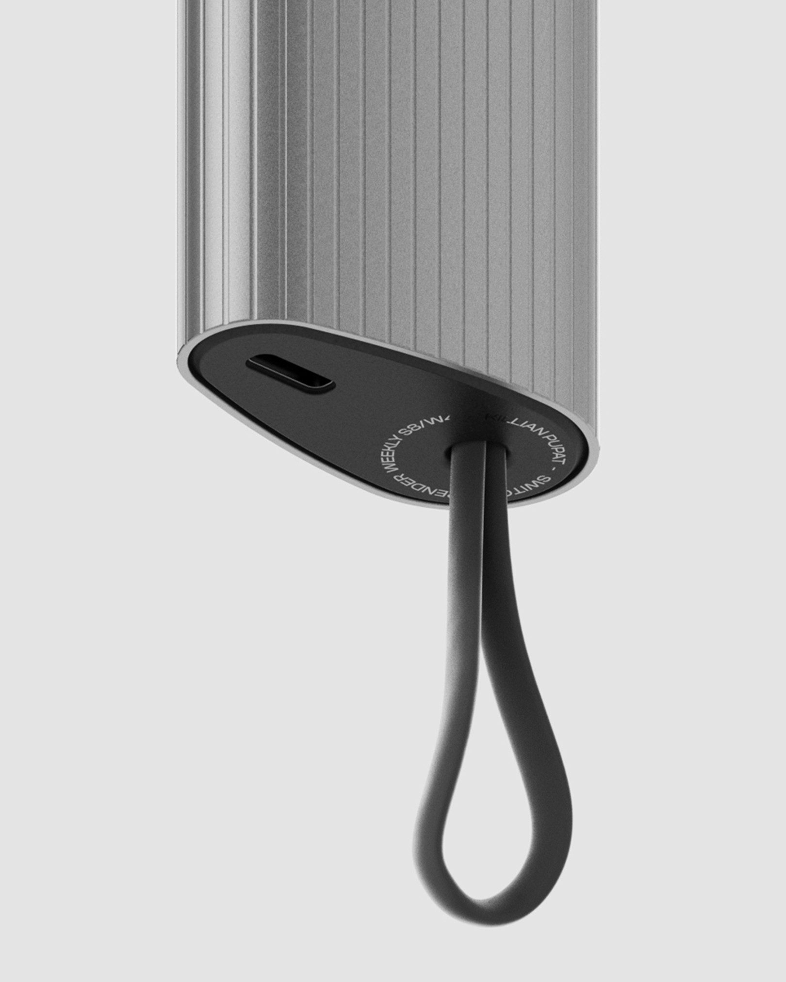 Bas d'une lampe cylindrique métallique avec prise USB-C et cordon