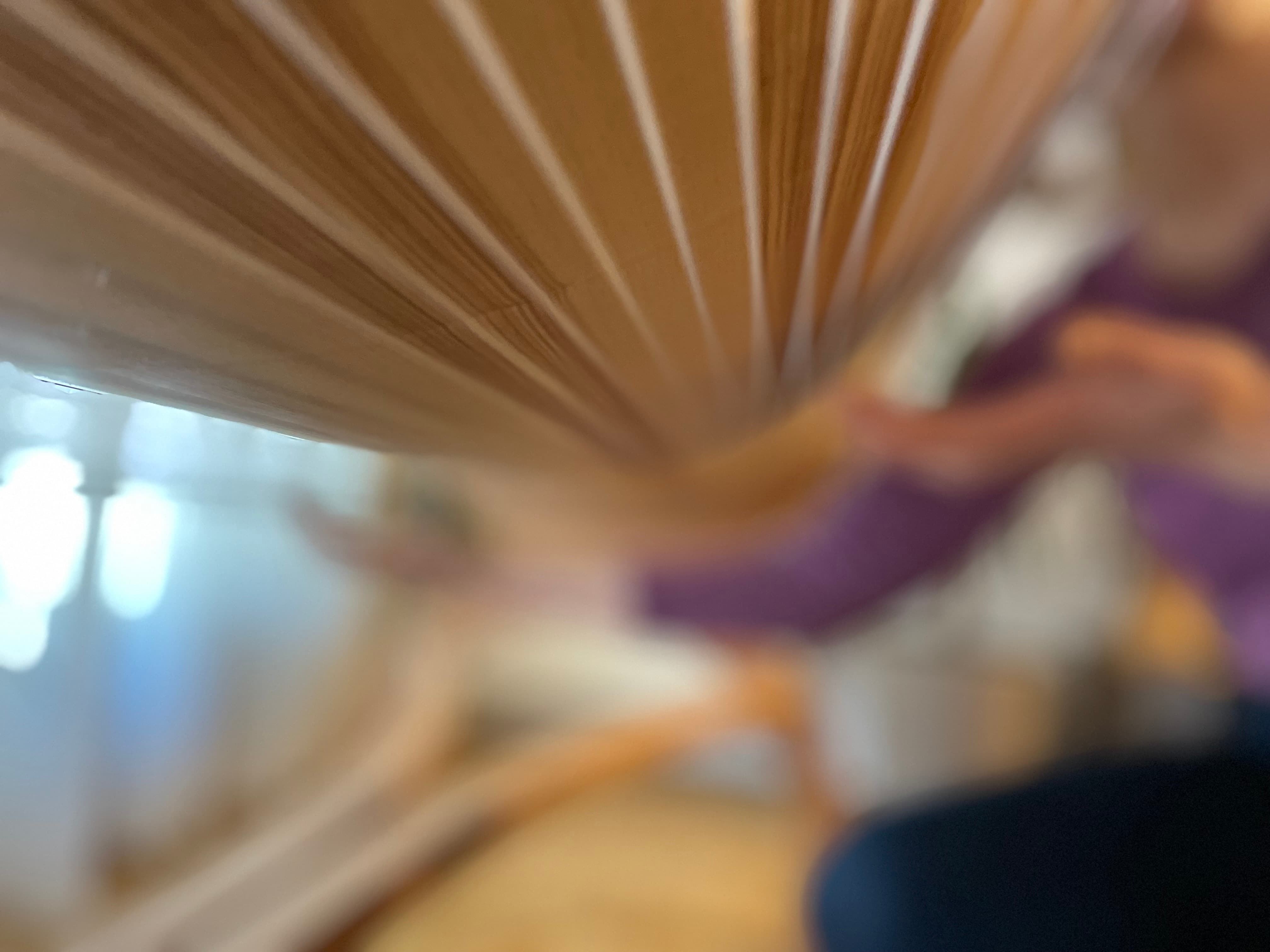 Nahaufnahme von Spaghetti mit verschwommenen Händen, die sie zubereiten.