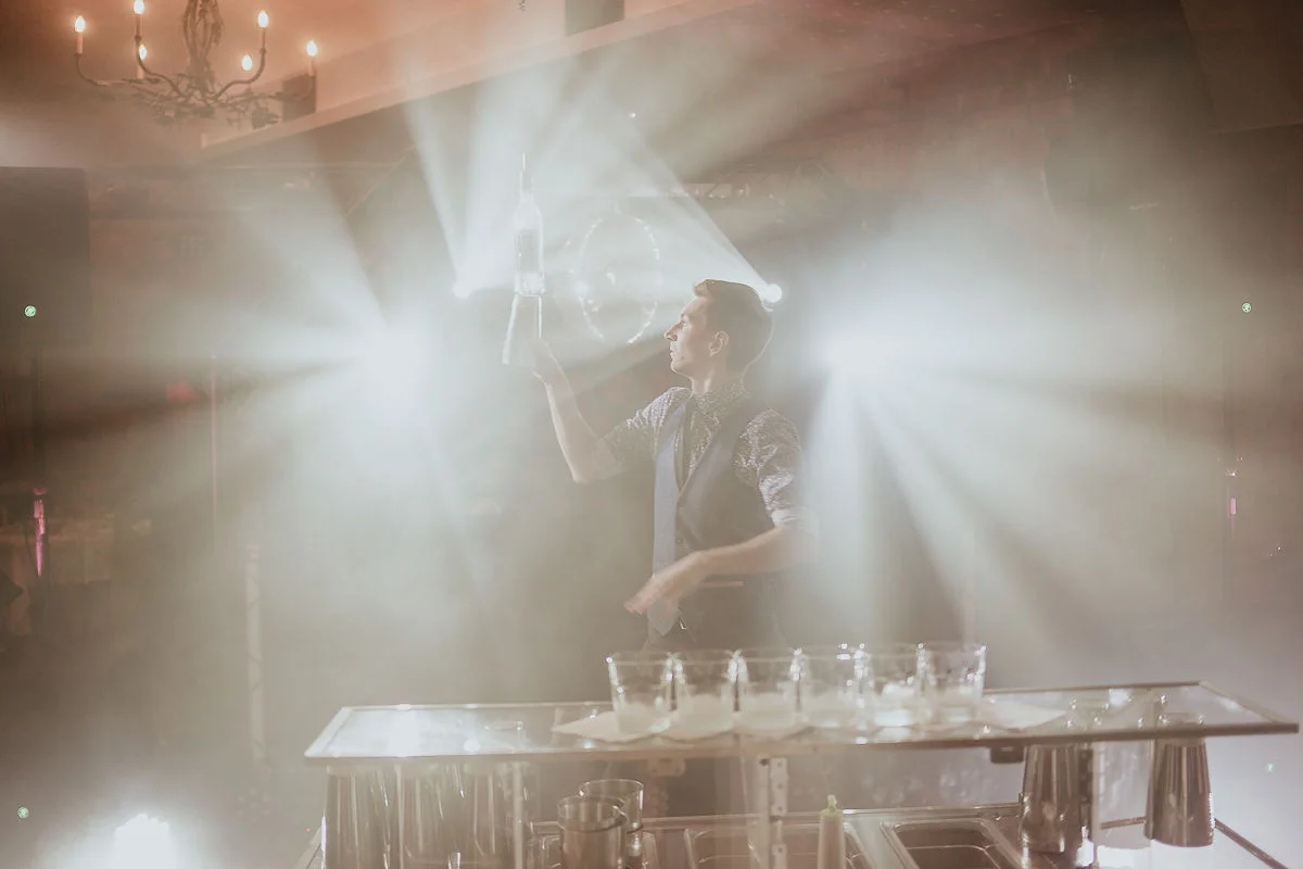 Pokaz barmański jako wyjątkowa atrakcja na weselu z mobilnym barem.