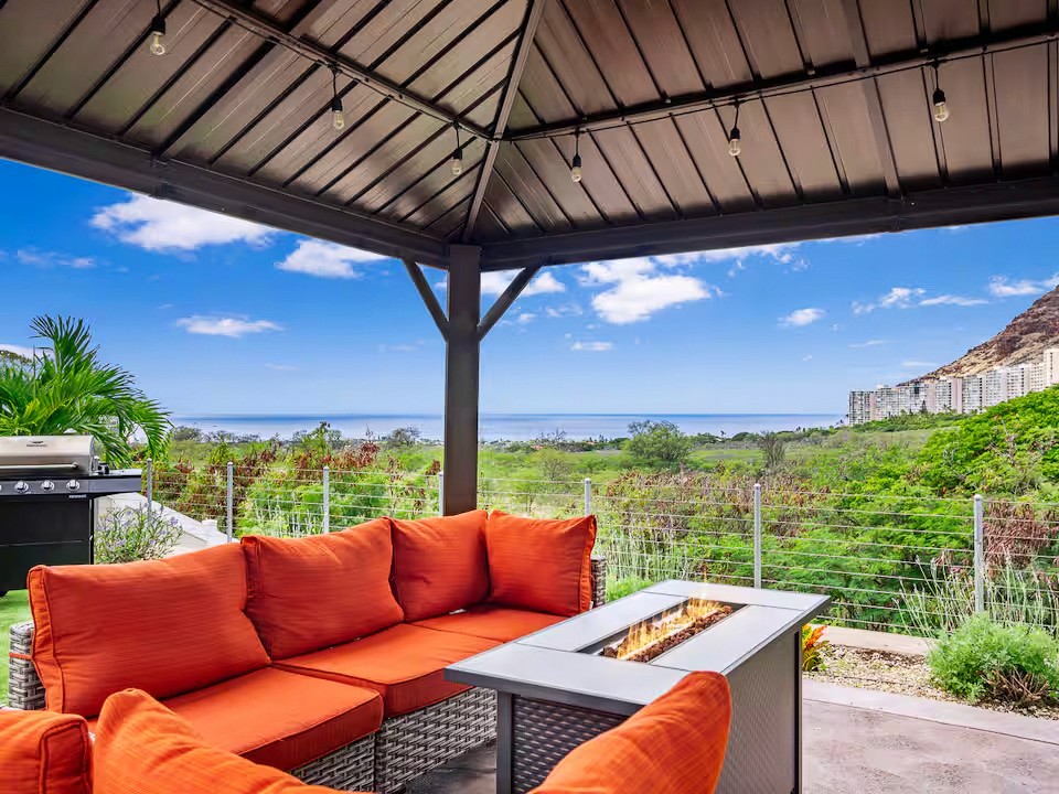 Image of chalet next to mountains