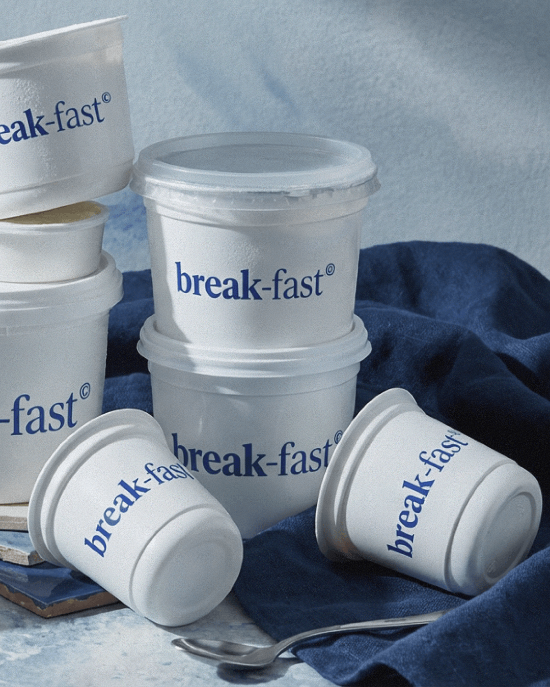 presentation design branding cococream design identite visuelle complete couleurs fraiches et coherentes. Elements graphiques verts pomme avec cupcakes, douille et logo violet myrtille page 1