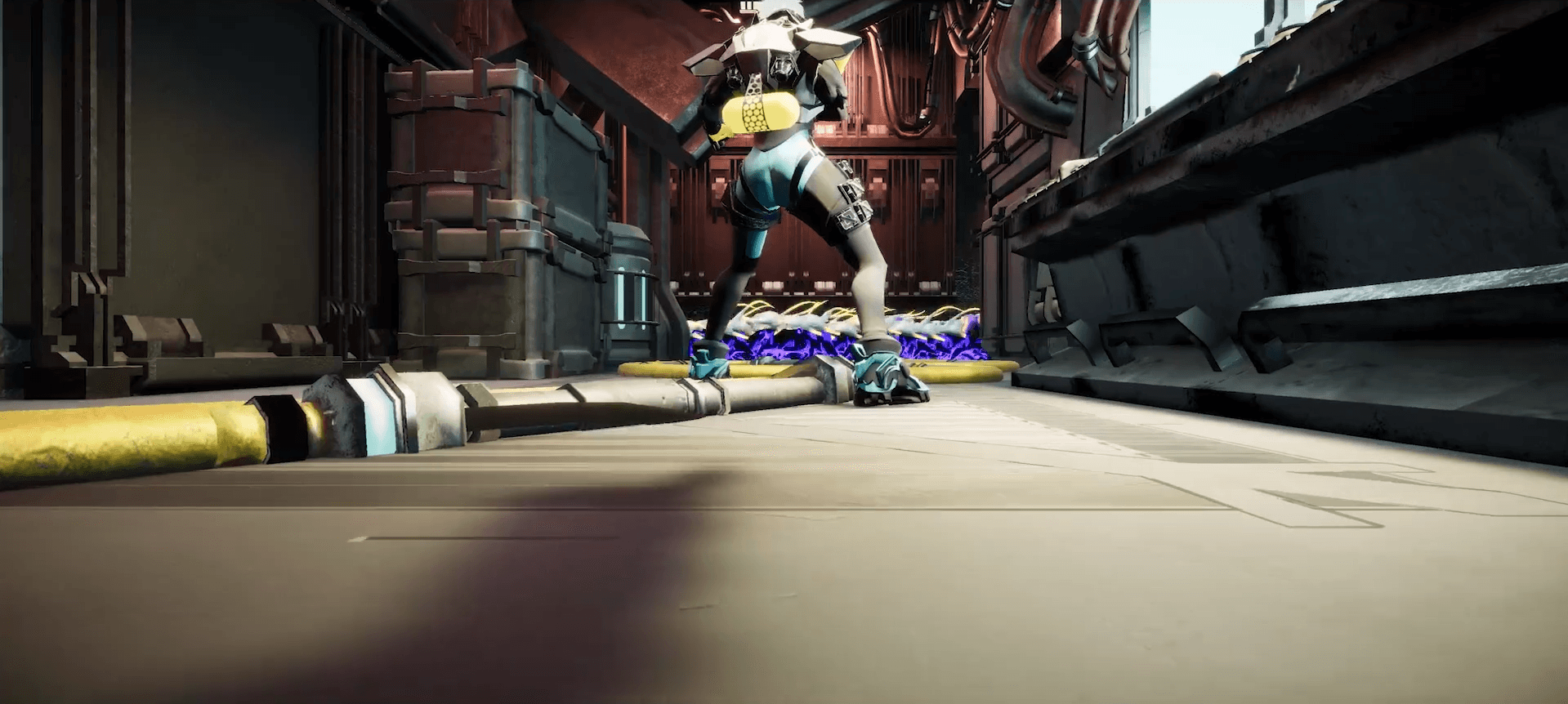 Personnage de jeu vidéo féminin vu de dos, dans un couloir industriel.