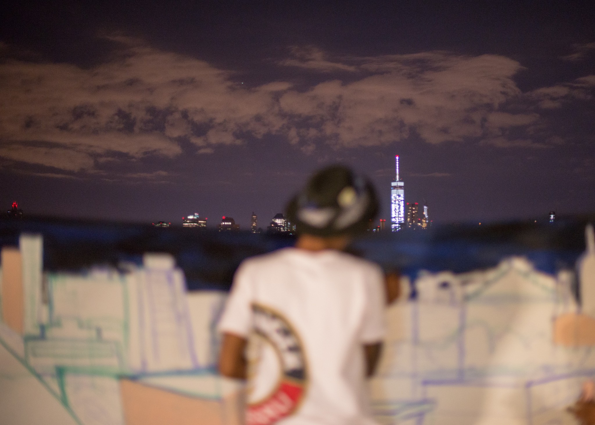 Artist painting the new york cityline in front of the freedom tower