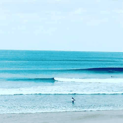 A serene wave on a calm ocean day – surfboard rental in sagres.