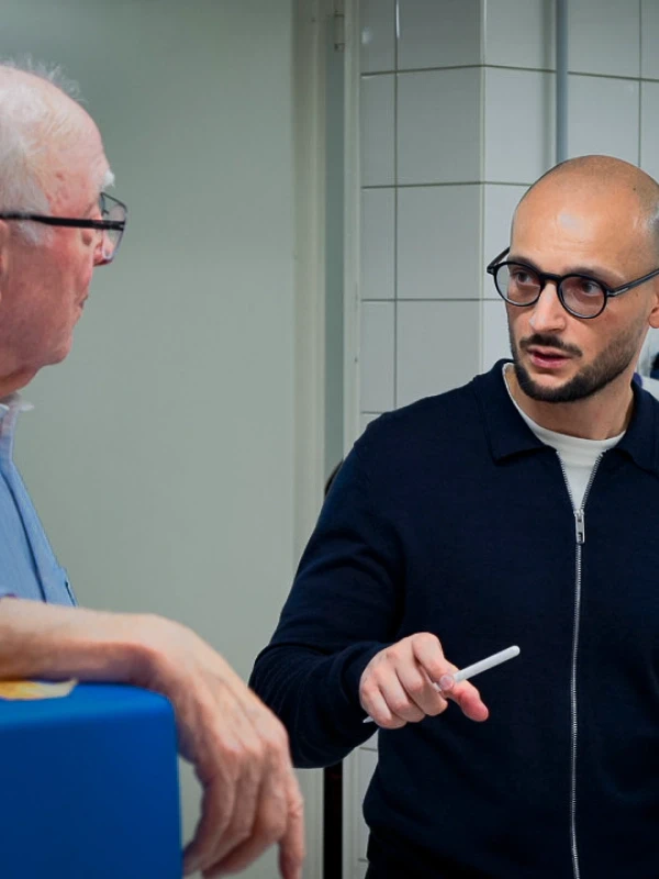 Energieberatungsgespräch mit Herr Salihu im Keller von Herr Stein mit alter Heizungsanlage